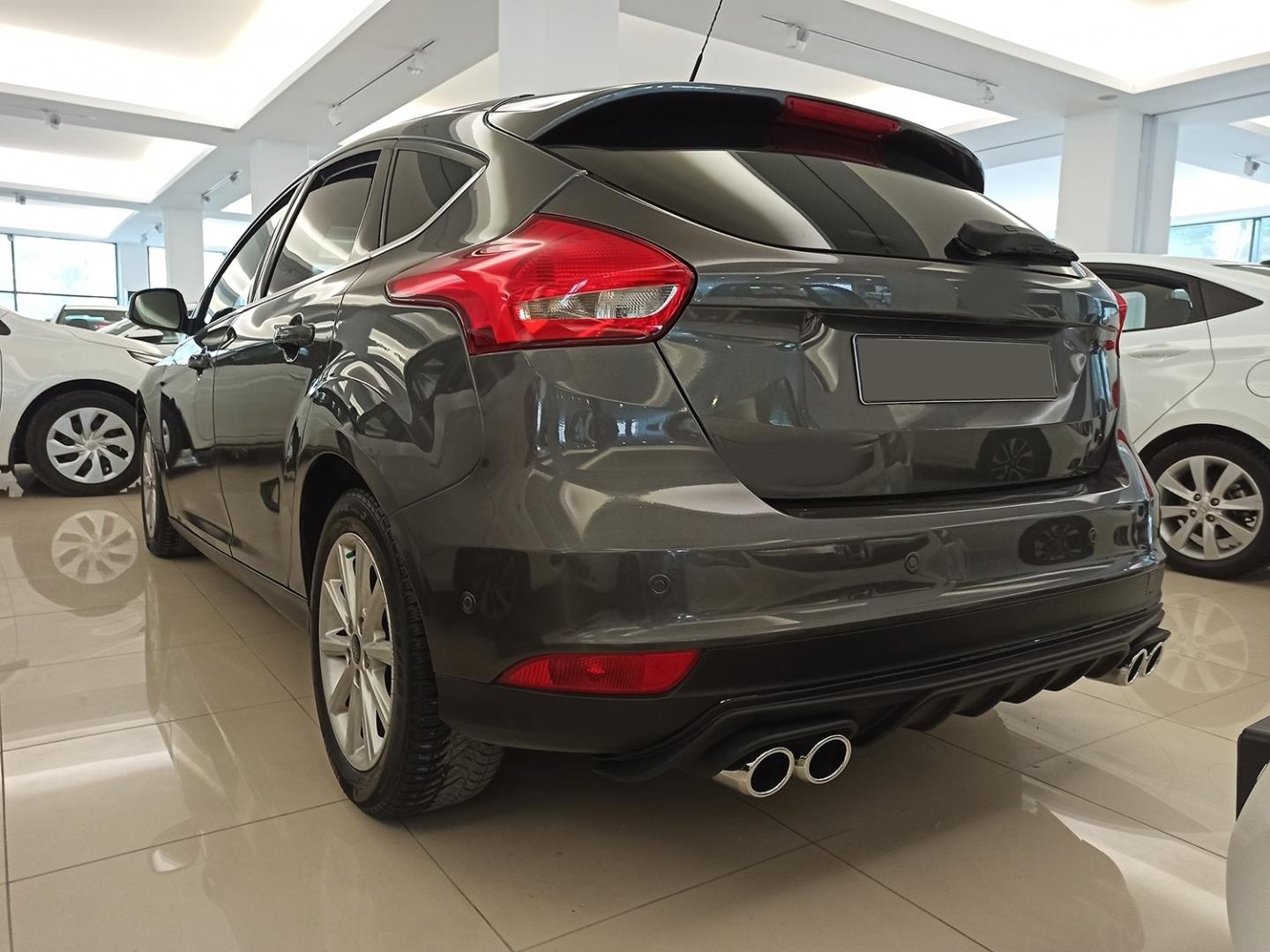 FOCUS IÇIN UYUMLU 2015-2018 DIFÜZÖR - PIANO BLACK 