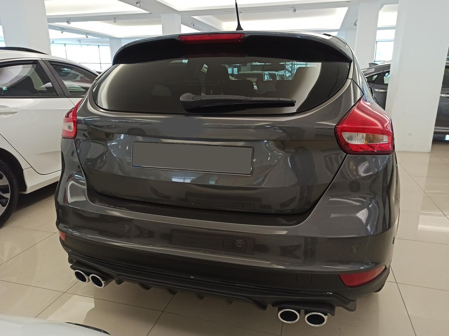 FOCUS IÇIN UYUMLU 2015-2018 DIFÜZÖR - PIANO BLACK 