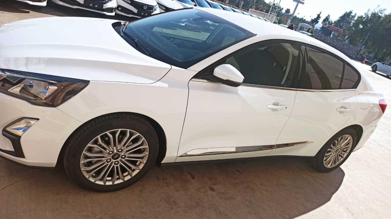 FOCUS IÇIN UYUMLU 2019+ KAPI ÇITASI PIANO BLACK