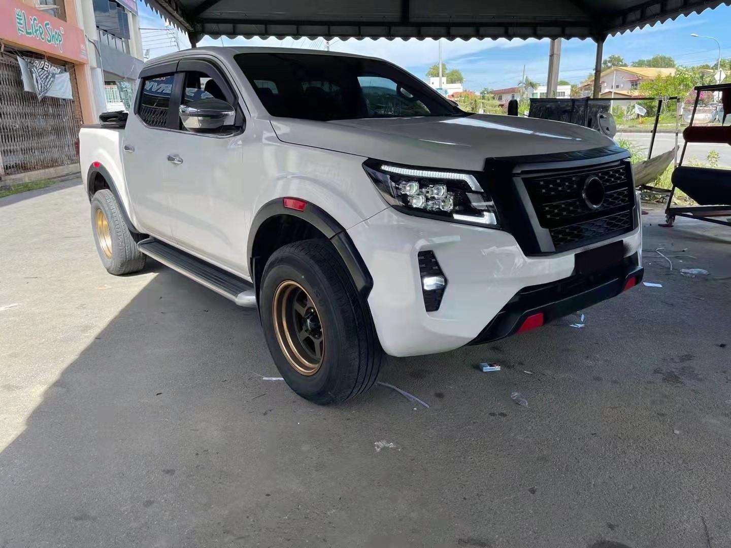 NAVARA 2015+ NP300 IÇIN UYUMLU 2022 FACELIFT BODY KIT (LED FARLI MODEL ICIN)    