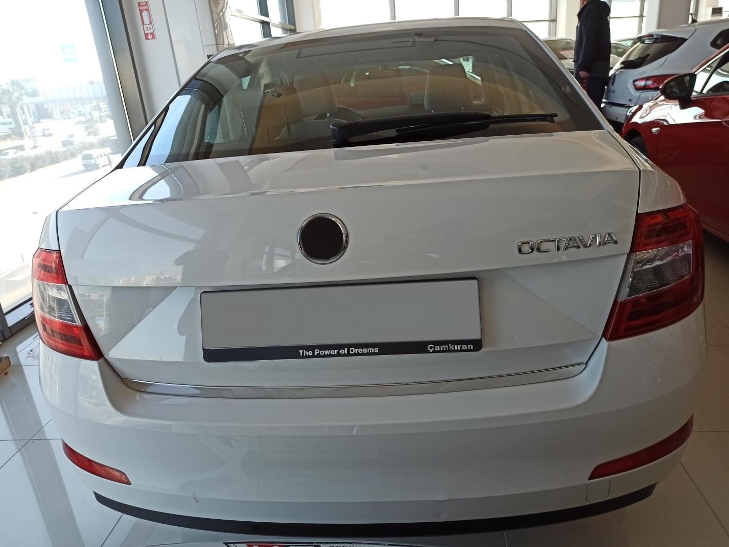 OCTAVIA 2015-2019 IÇIN UYUMLU BAGAJ ÇITASI KROM
