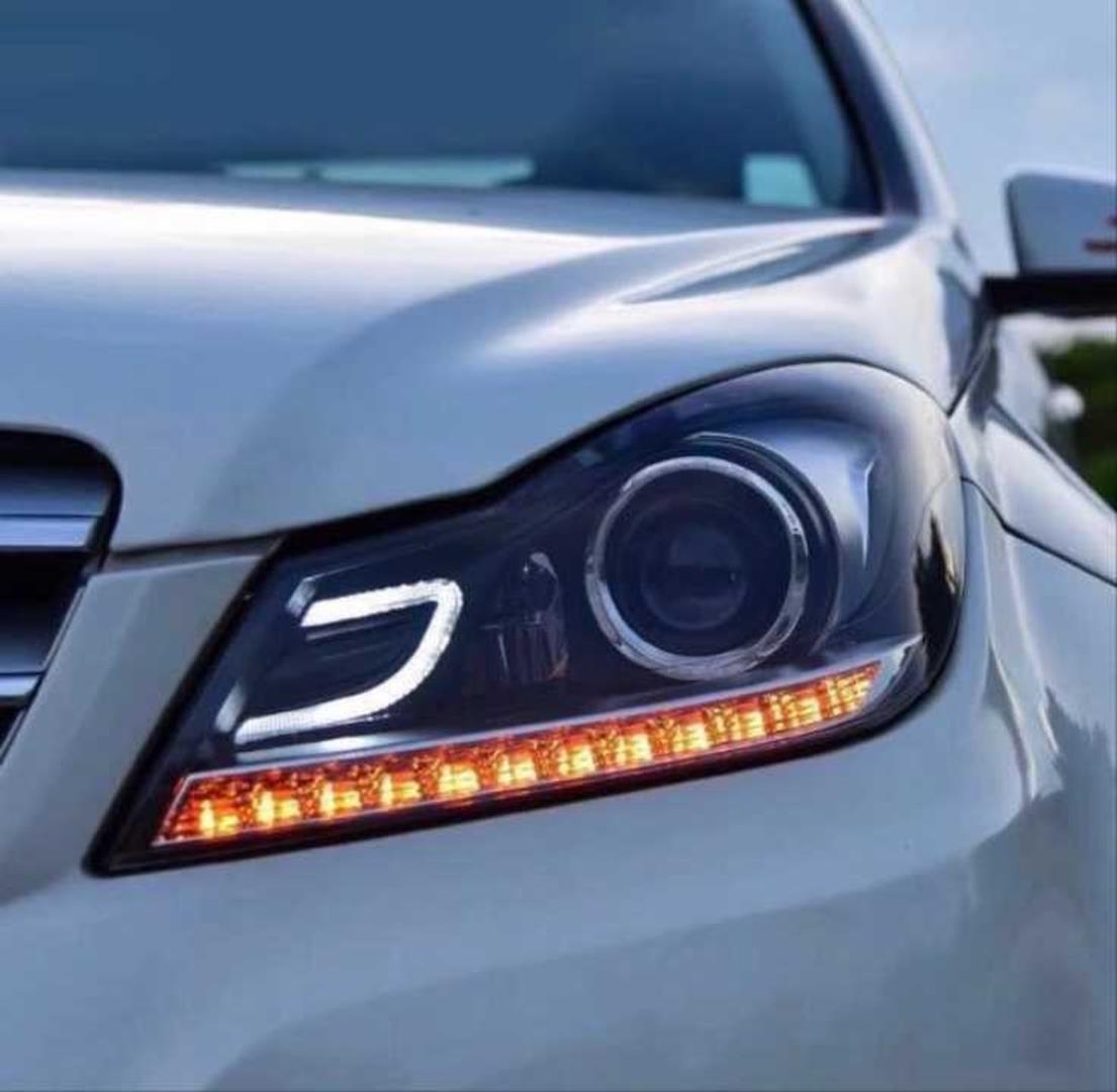 W204 C SERISI(MAKYAJLI KASA)  IÇIN UYUMLU LED FAR - DOLU   (HALOJEN FARLI MODEL  için)  