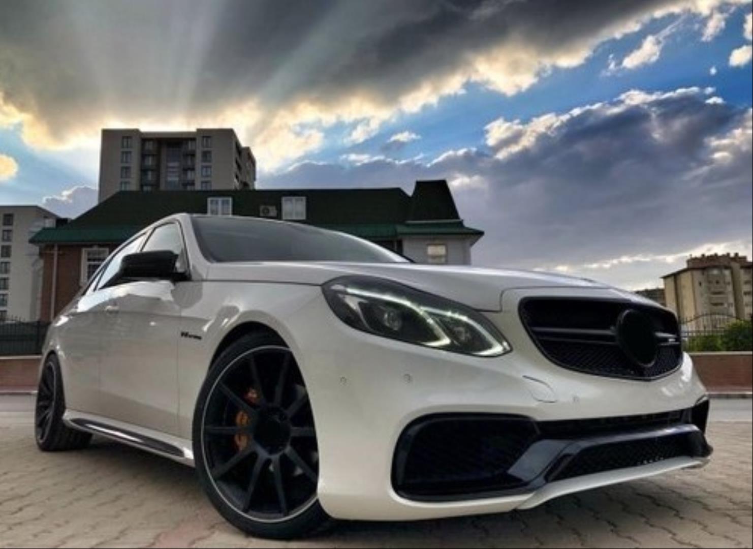 W212 IÇIN UYUMLU MAKYAJLI E63E ÇEVIRME FACELIFT BODY KIT (FAR-STOP-KAPUT VE ÇAMURLUK DAHIL)  