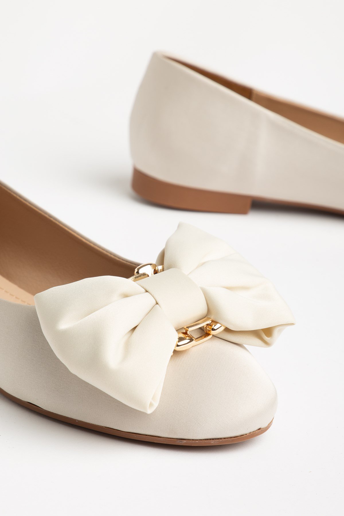PARLAK SATEN METAL FİYONKLU KADIN BABETBEJ