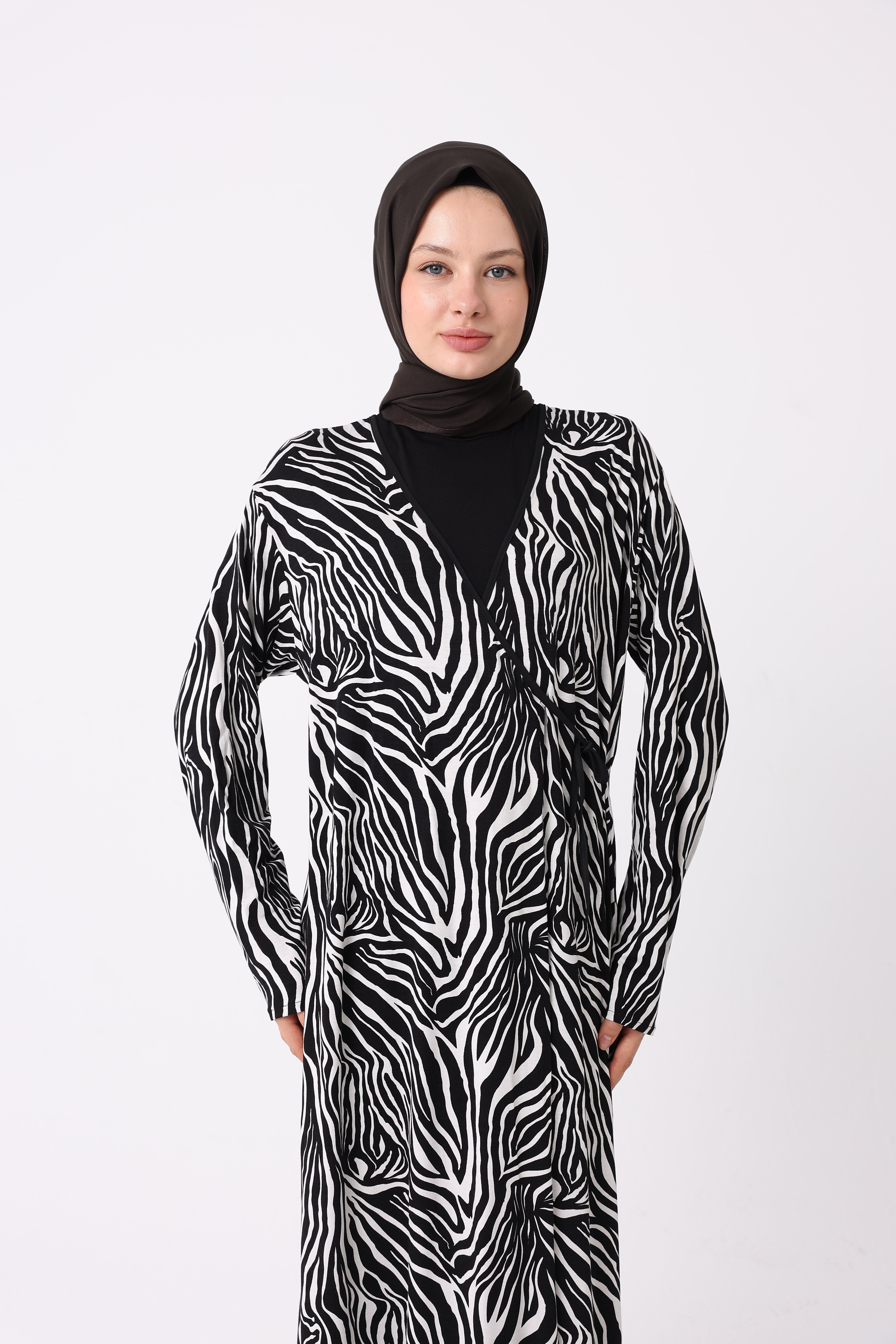 Kadın Mevsimlik Zebra Desenli Pamuklu Viskon Kumaş Dökümlü Namaz Elbisesi Siyah