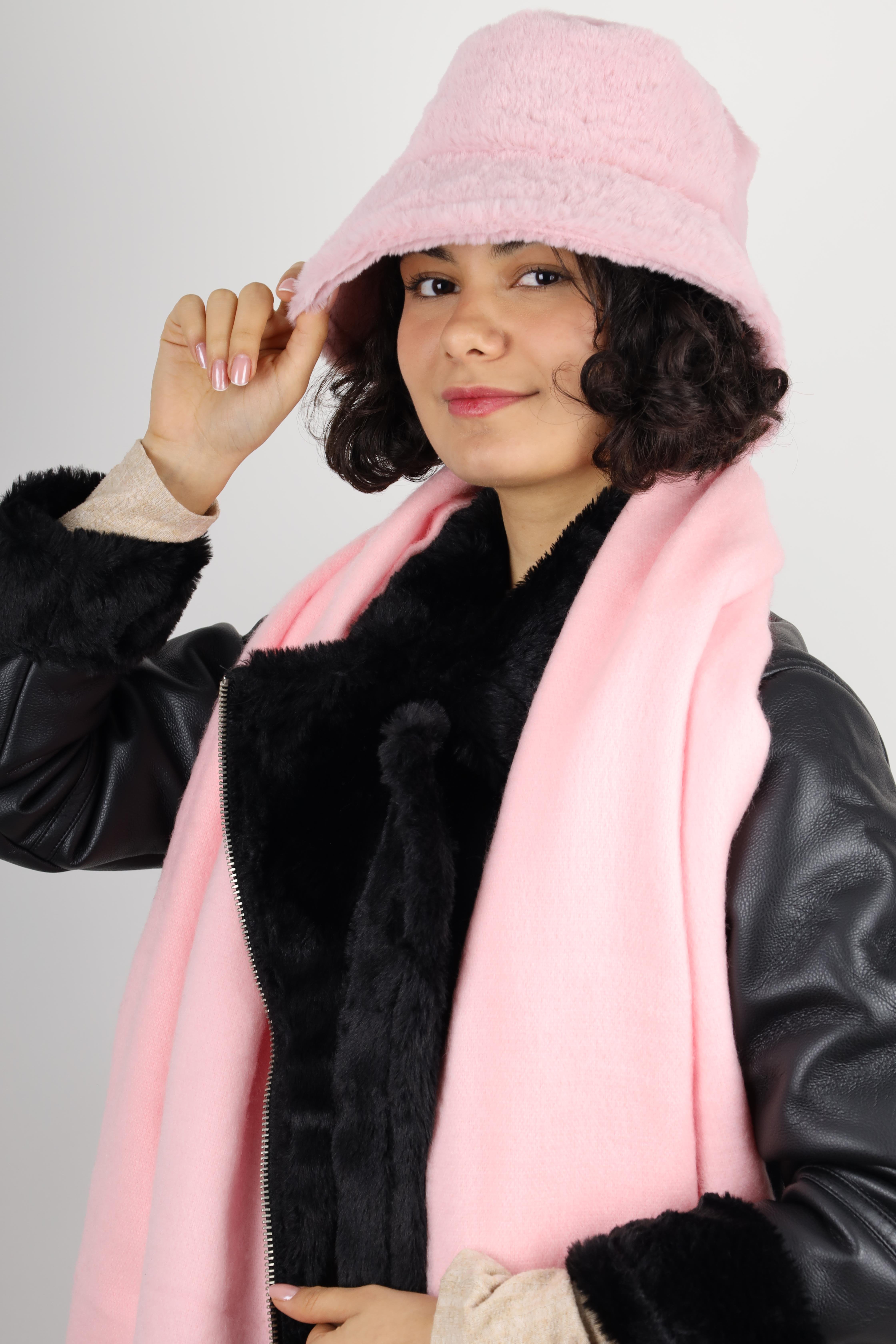 Kadın Pembe Kürklü Peluş Şapka ve Atkı Kombini