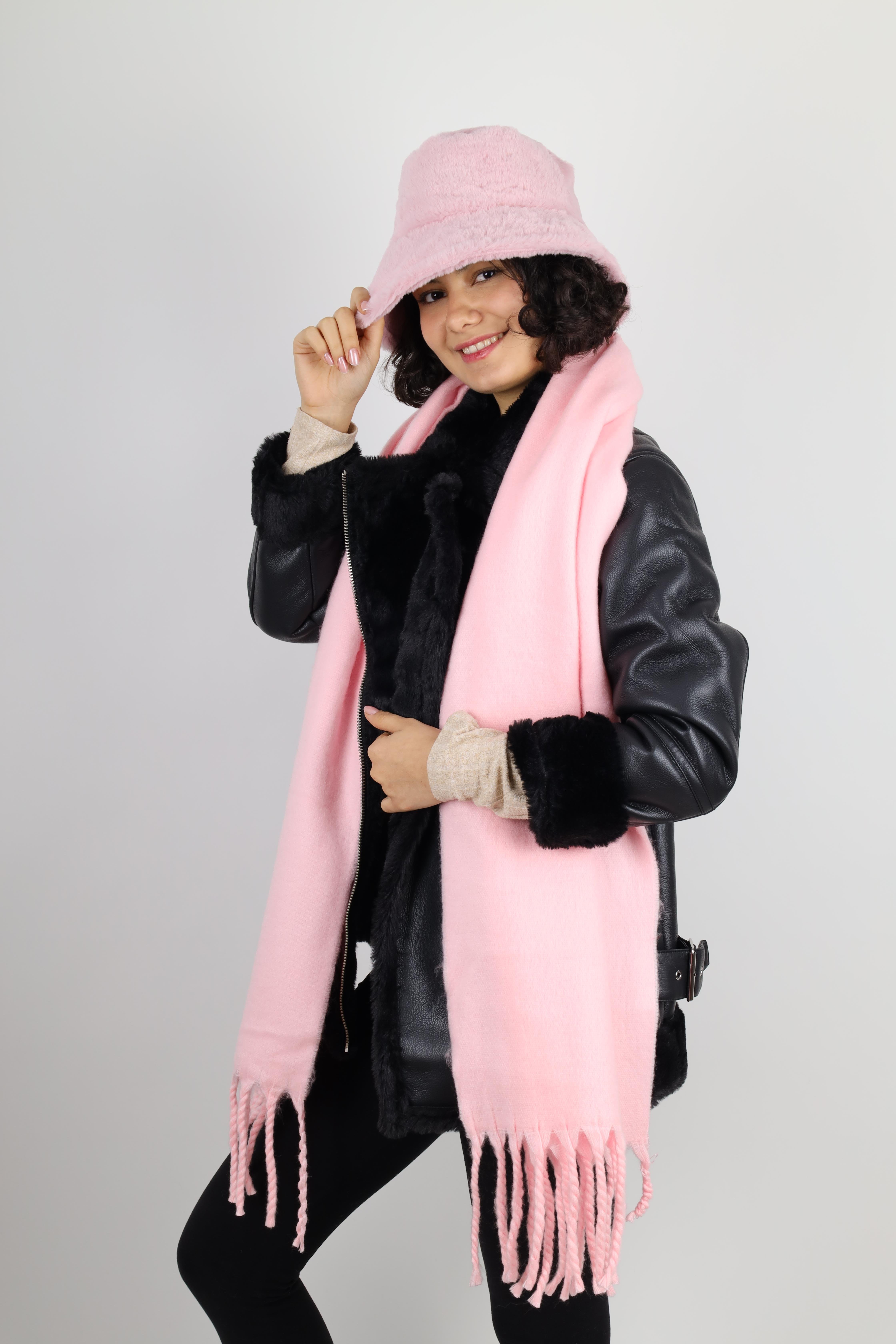 Kadın Pembe Kürklü Peluş Şapka ve Atkı Kombini