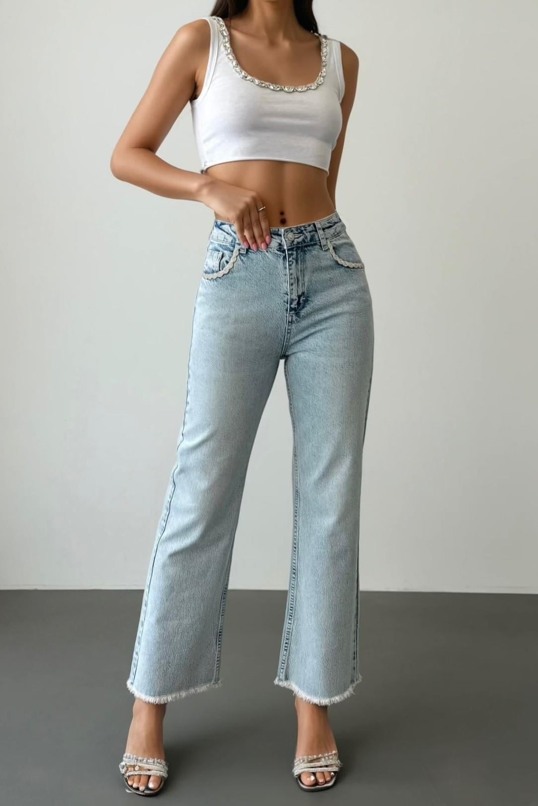 Ön Cebi Taş Detaylı Kesik Paça Flare Jean LC7598