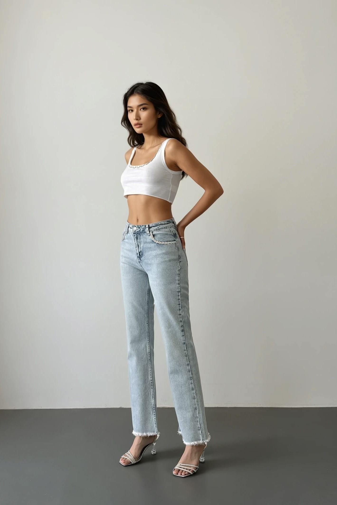 Ön Cebi Taş Detaylı Kesik Paça Flare Jean LC7598