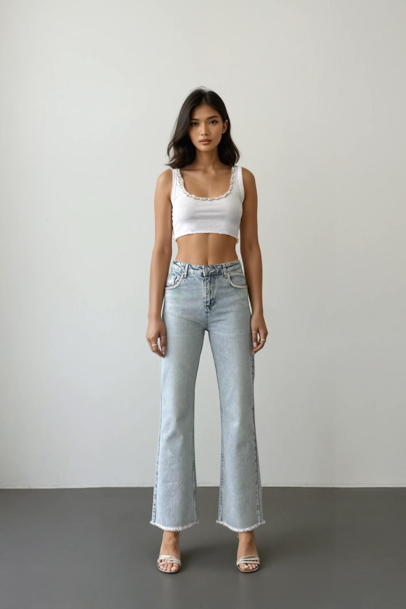 Ön Cebi Taş Detaylı Kesik Paça Flare Jean LC7598
