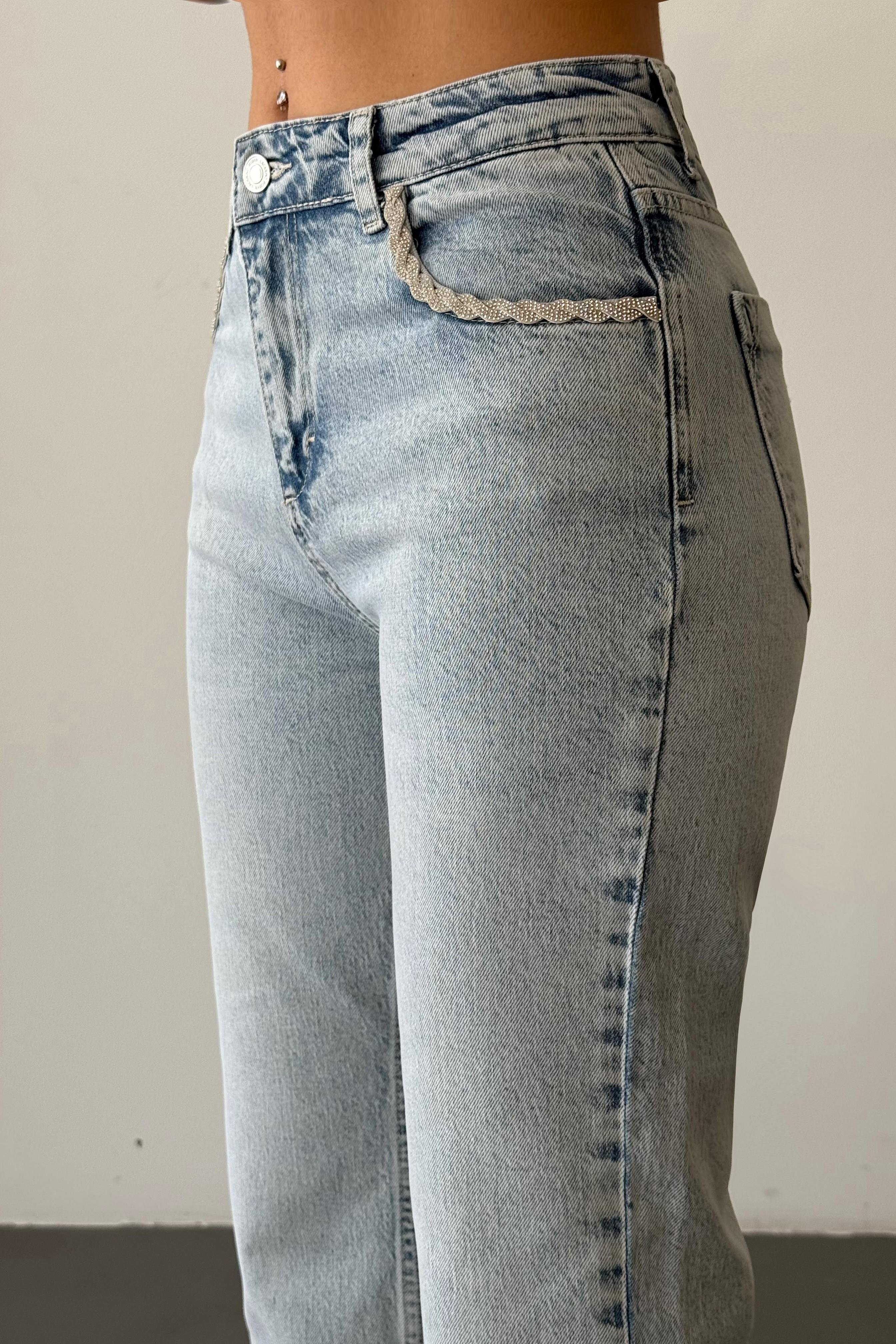 Ön Cebi Taş Detaylı Kesik Paça Flare Jean LC7598