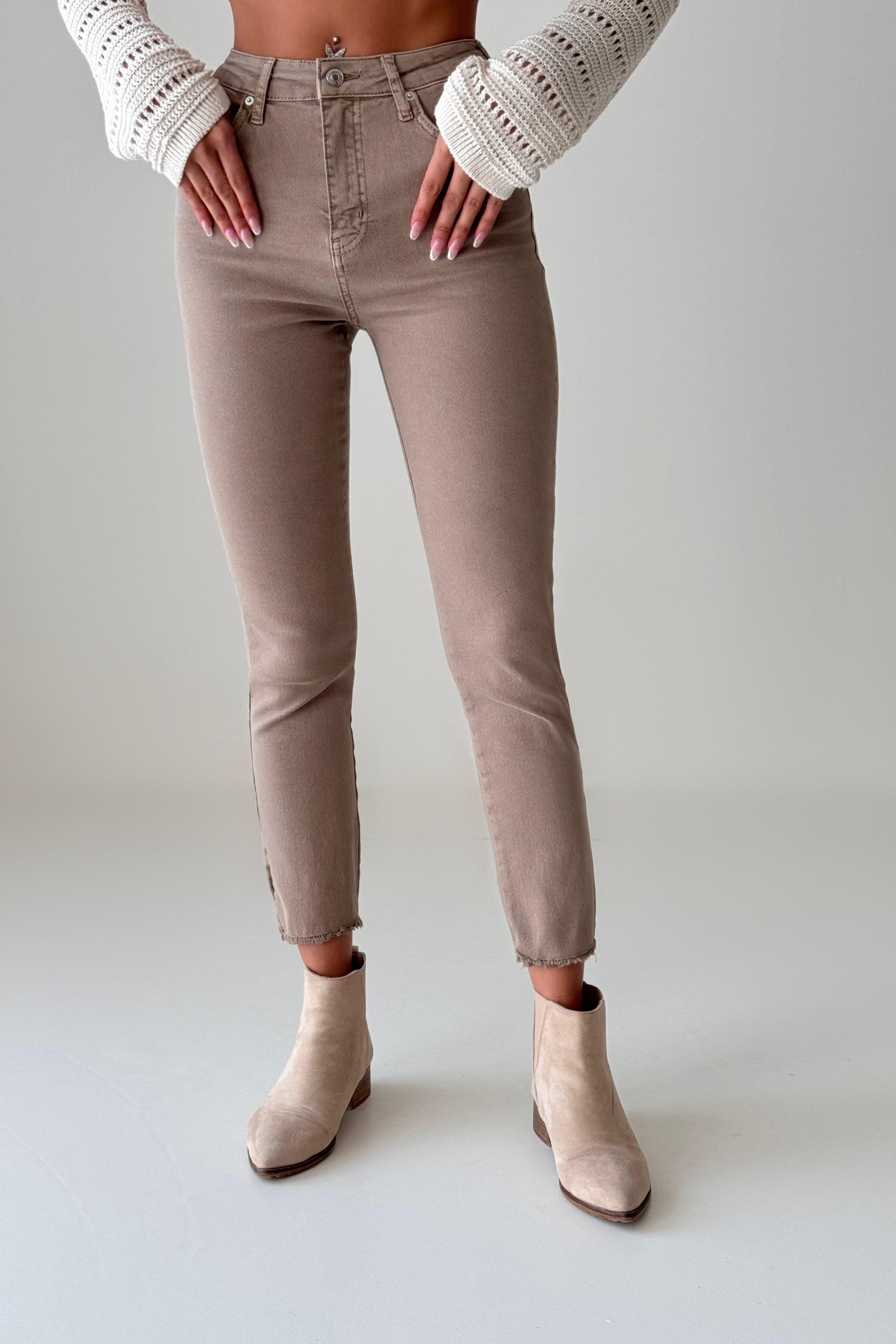 Yüksek Bel Paçası Yırtmaçlı Püsküllü Jean LC7357