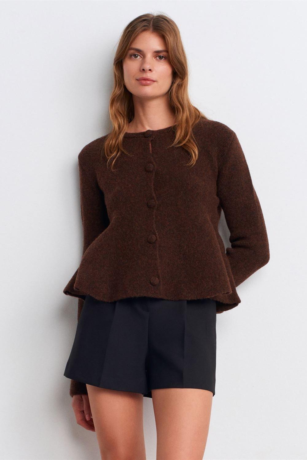 Yumuşak Dokulu Peplum Düğmeli Triko Hırka DL60985