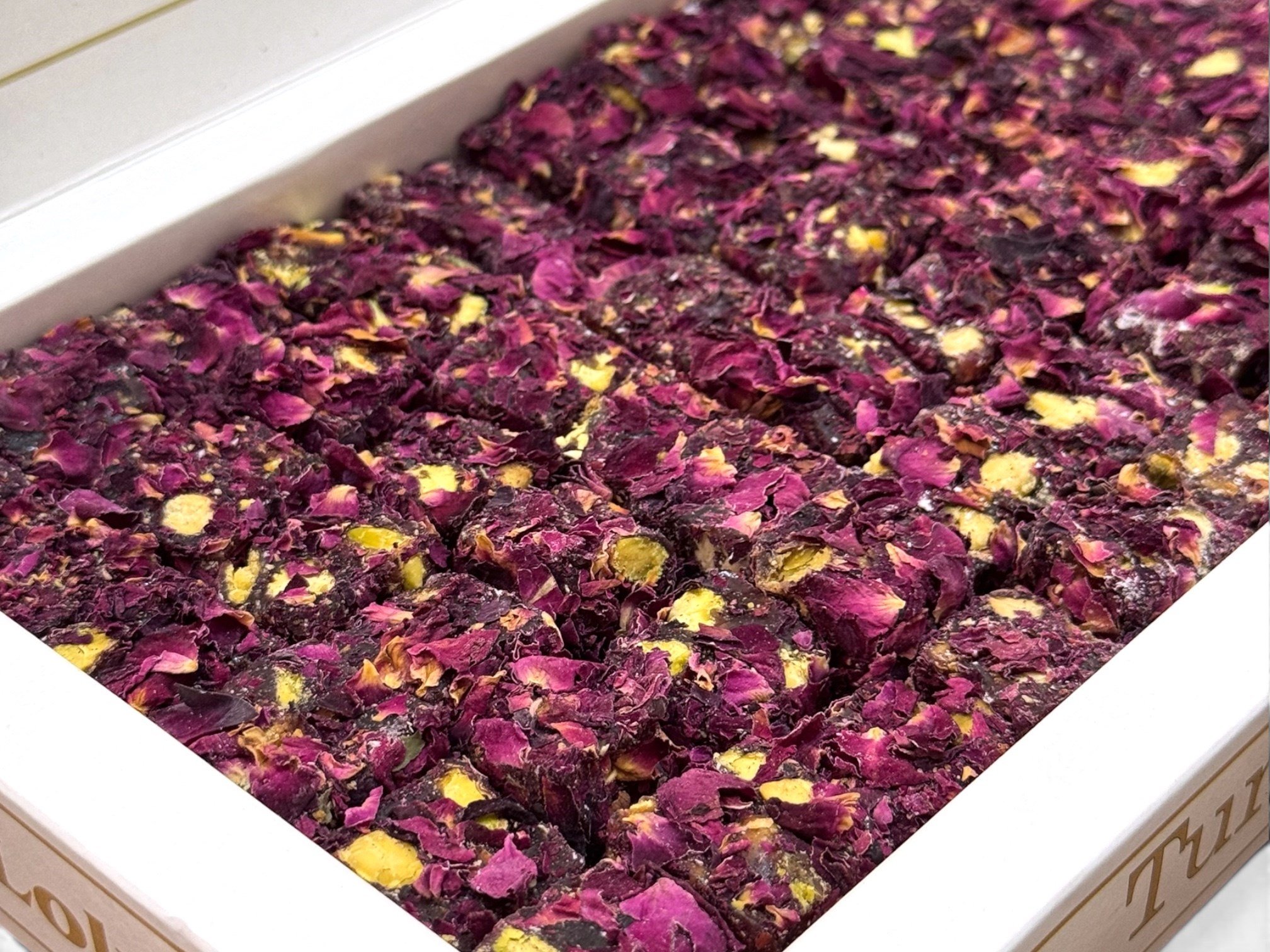 GÜL YAPRAKLI GÜLLÜ ÇİFTE KAVRULMUŞ ANTEP  FISTIKLI LOKUM 1 KG.