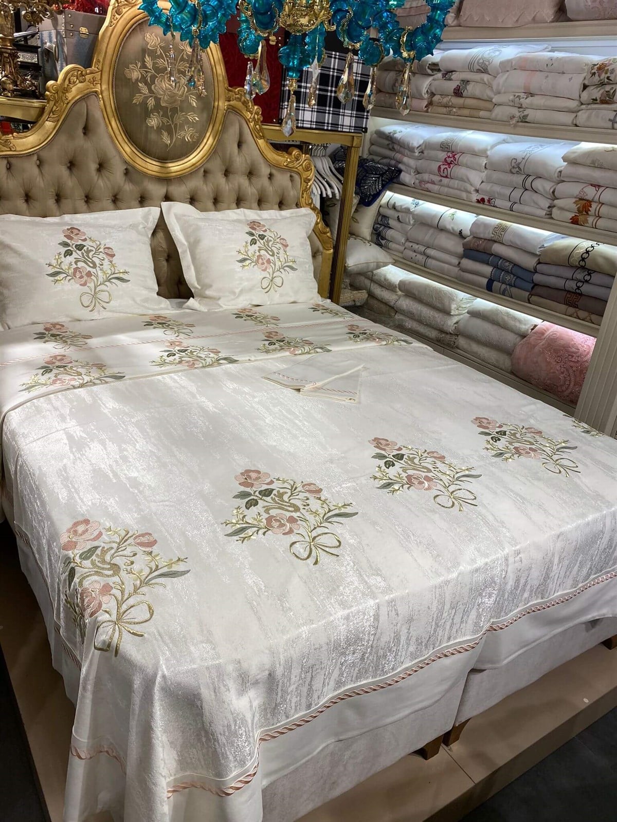 Krem Çiçek Desenli Nevresim Yatak Örtüsü Takımı