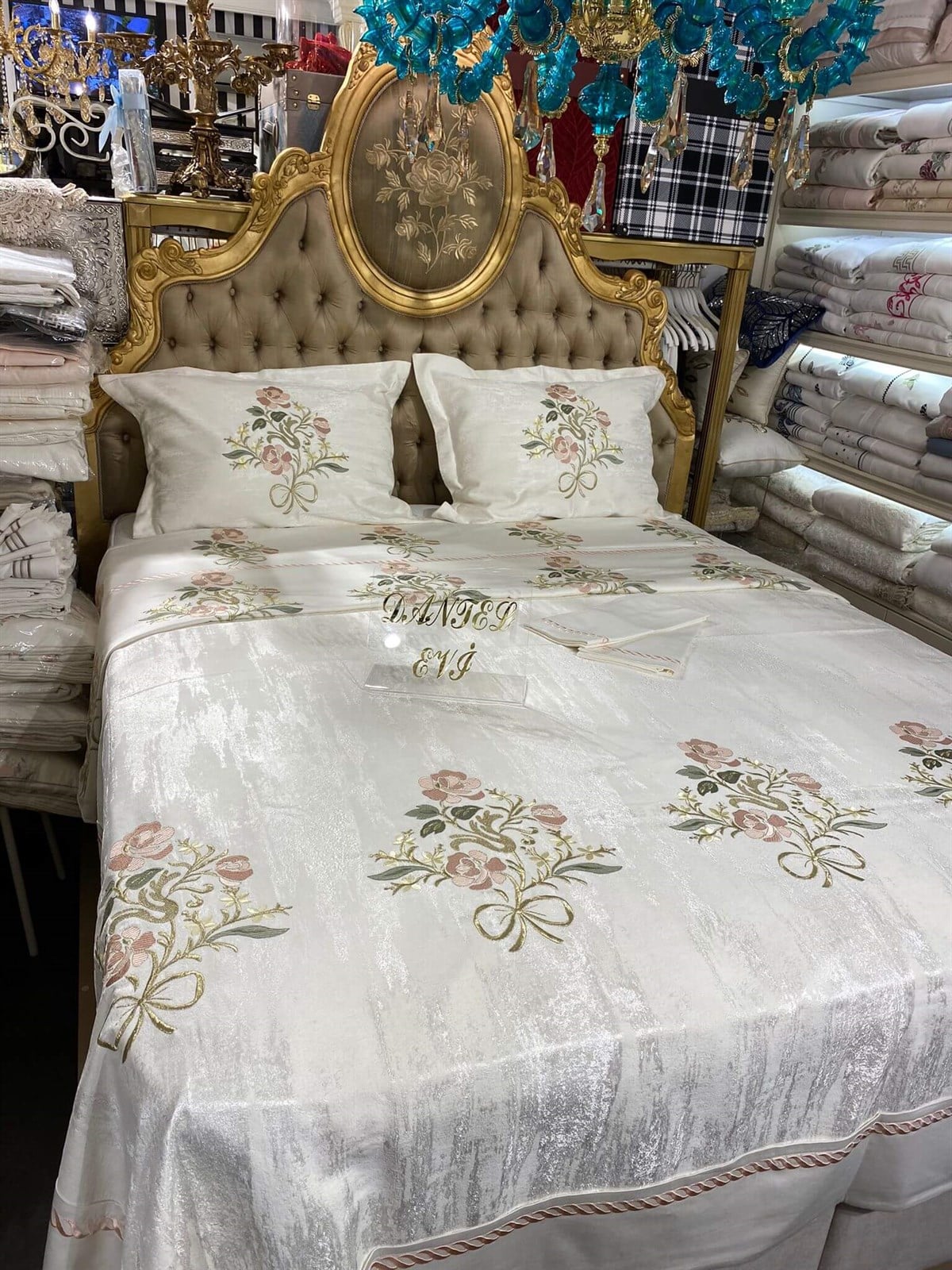 Krem Çiçek Desenli Nevresim Yatak Örtüsü Takımı