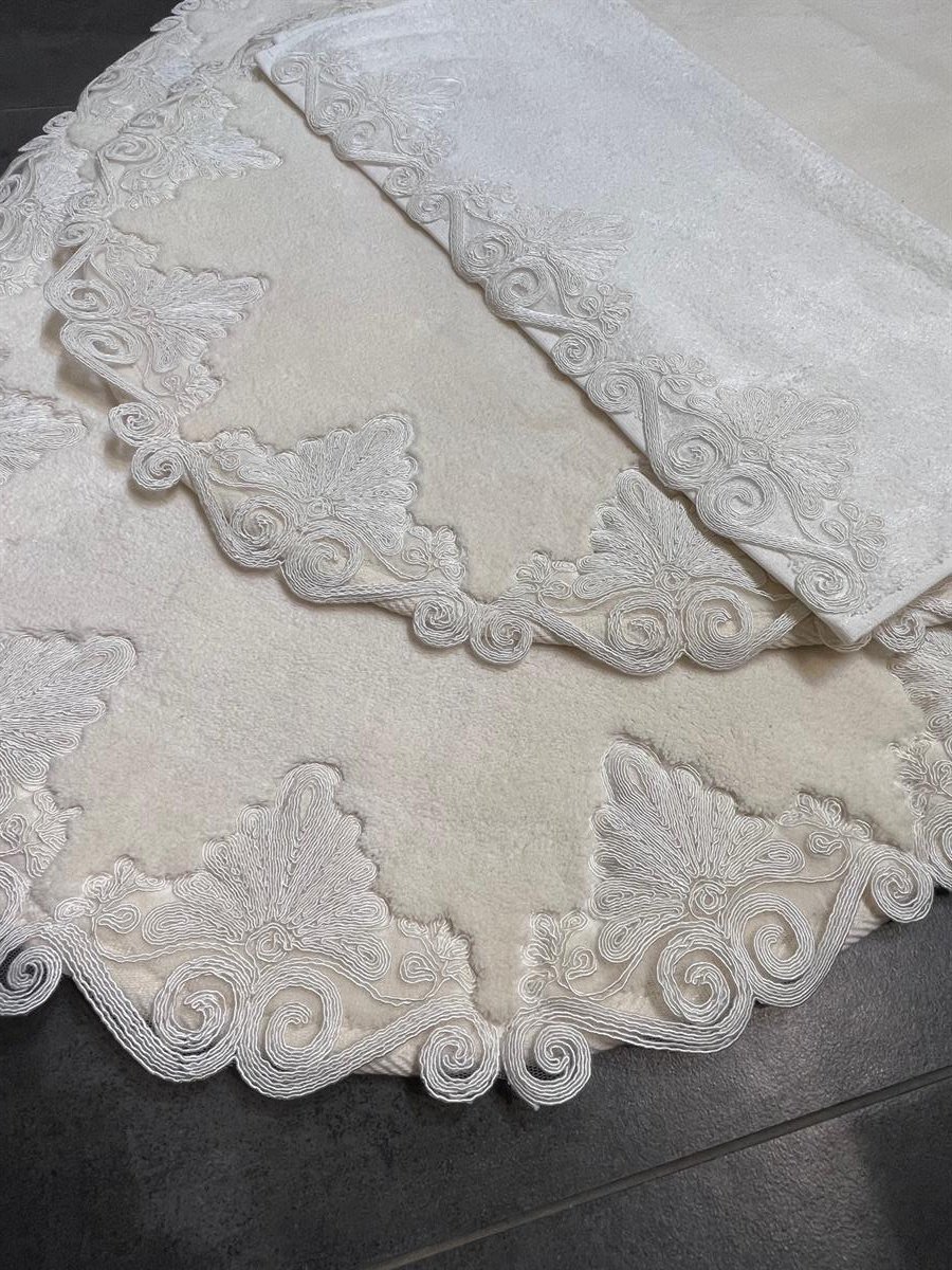 Krem Piramit Dantelli Oval Paspas Takımı