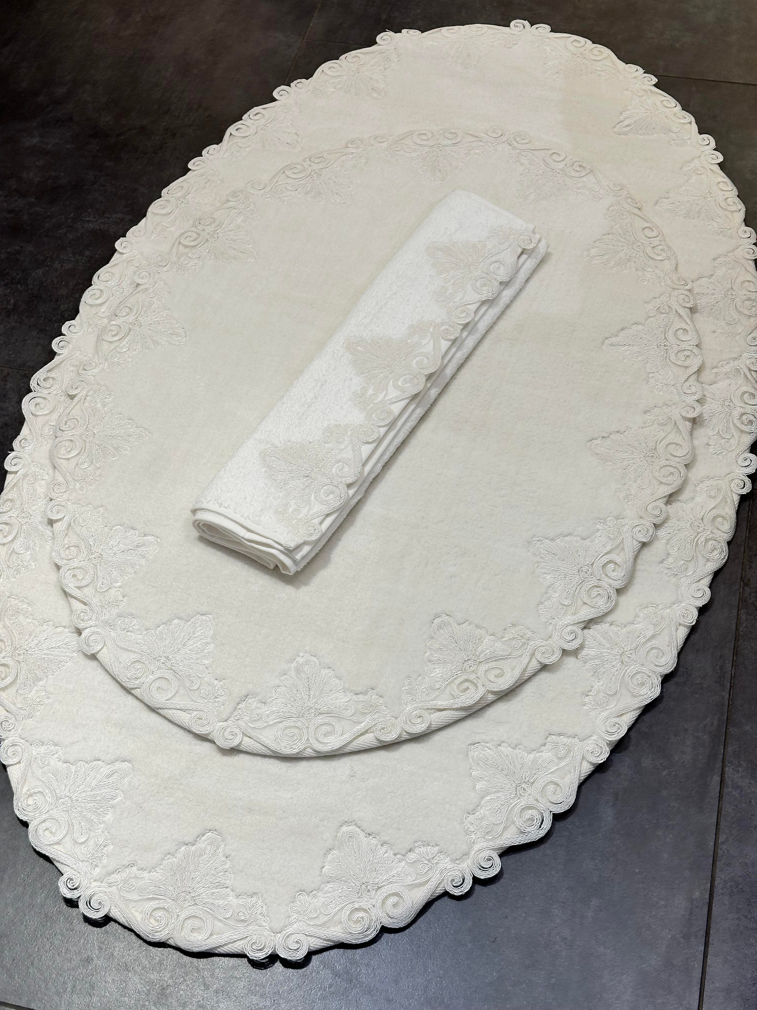 Oval Piramit Dantel Krem Paspas Takımı