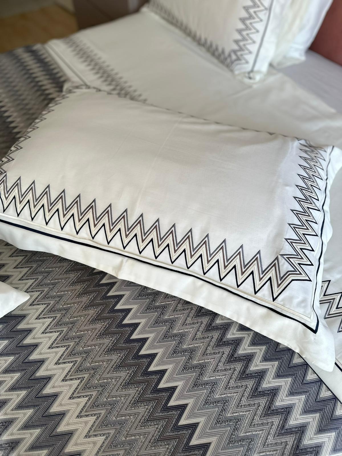 Siyah Zigzag Model Yatak Örtüsü ve Nevresim Takımı