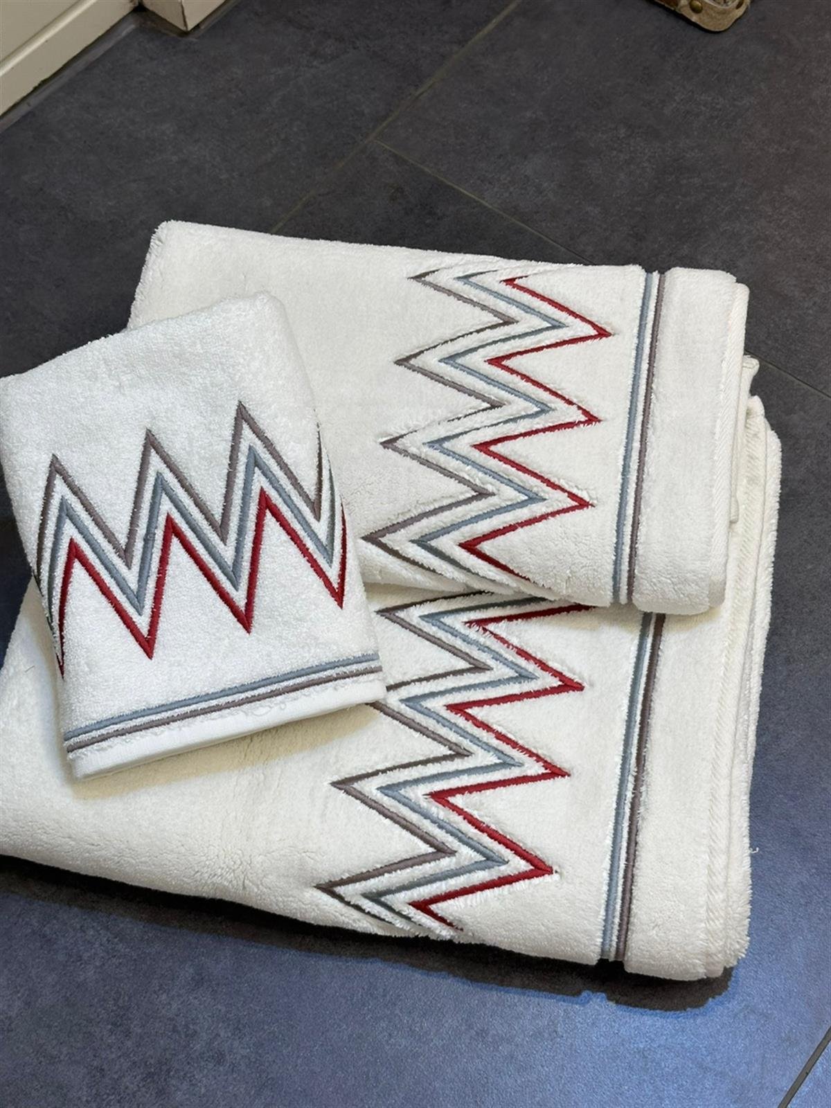 Zigzag Kırmızı Nakışlı Paspas Takımı