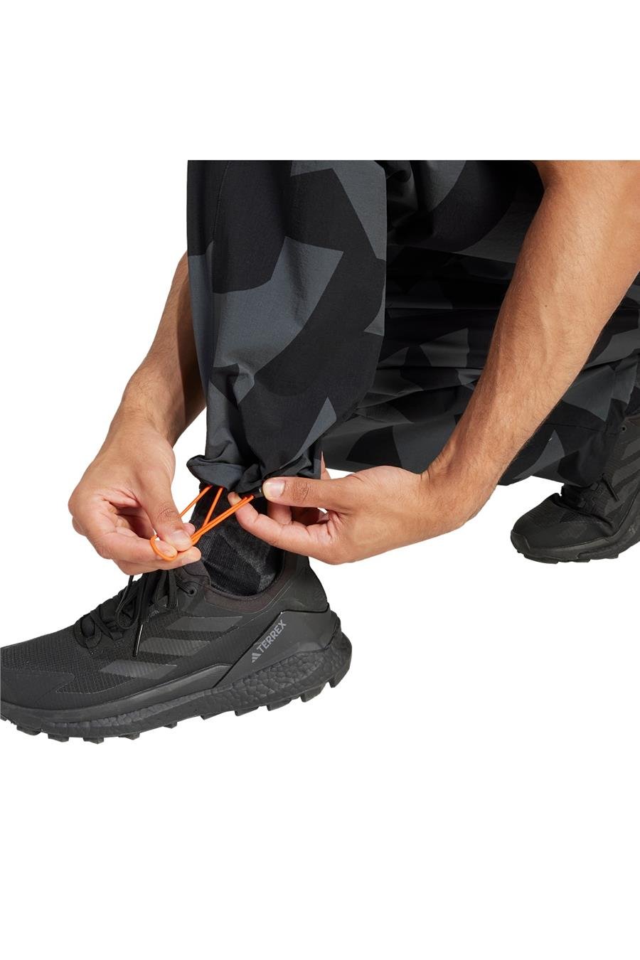 adidas Erkek  Siyah  PANTOLON CARGO AOP PANTS JF3716