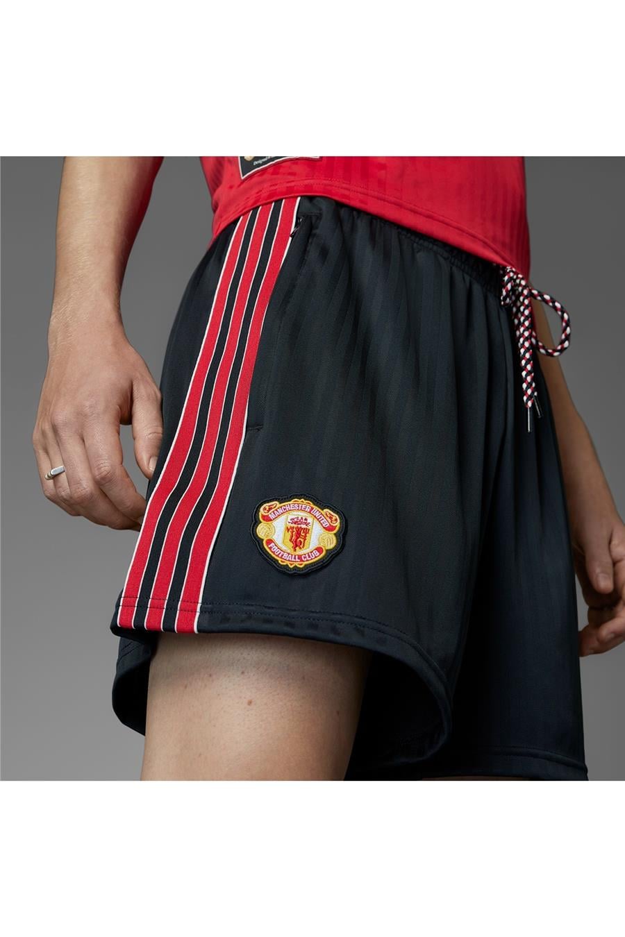 adidas Erkek  Siyah  SHORTS (1/2) MUFC ICON SHO JF0356