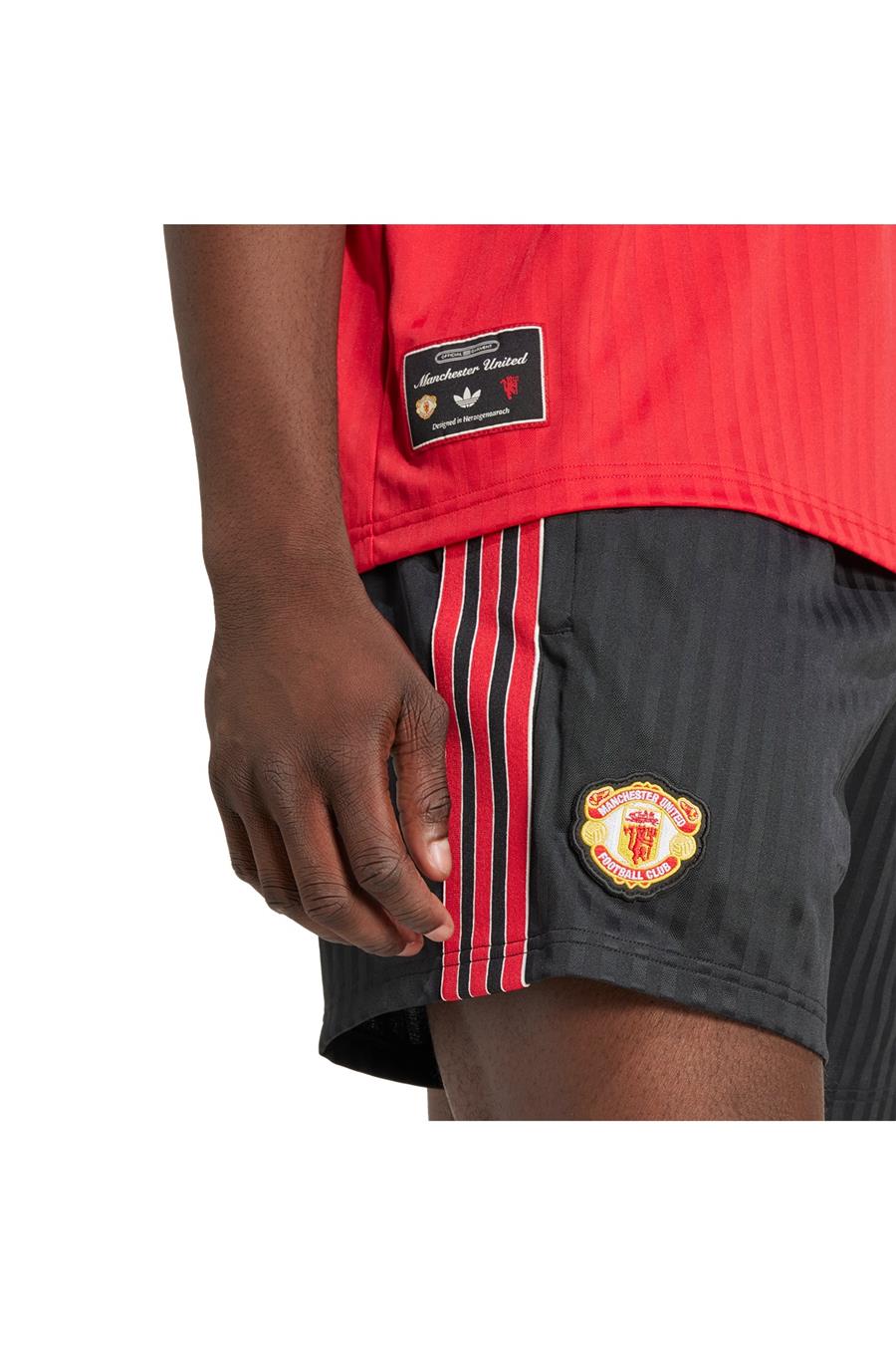 adidas Erkek  Siyah  SHORTS (1/2) MUFC ICON SHO JF0356