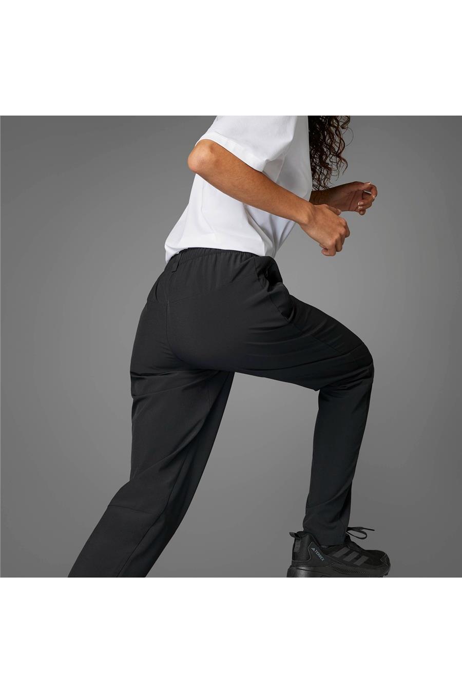 adidas  Kadın  Siyah  Eşofman Altı W MT ESS PANTS JP0806