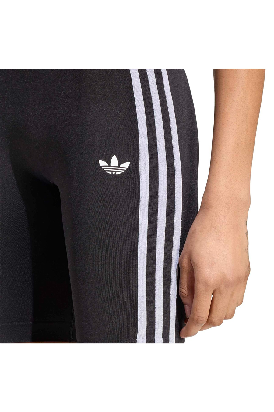 adidas Kadın Tayt ESSENTIALS 3 STRIPES SEAMLESS SHORTS 5 INCH KZ4126