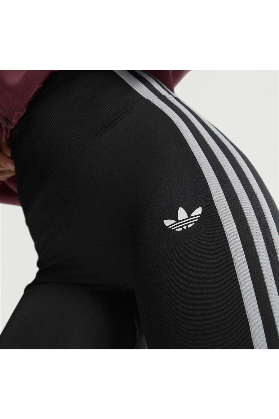 adidas Kadın Tayt ESSENTIALS 3 STRIPES SEAMLESS SHORTS 5 INCH KZ4126