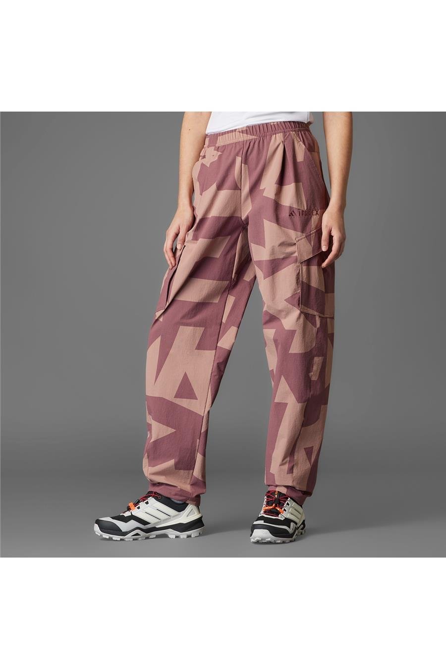 adidas Pembe  Kadın  Eşofman Altı W CARGO AOP P JE9430 Pembe  Kadın  Eşofman Altı W CARGO AOP P JE9430