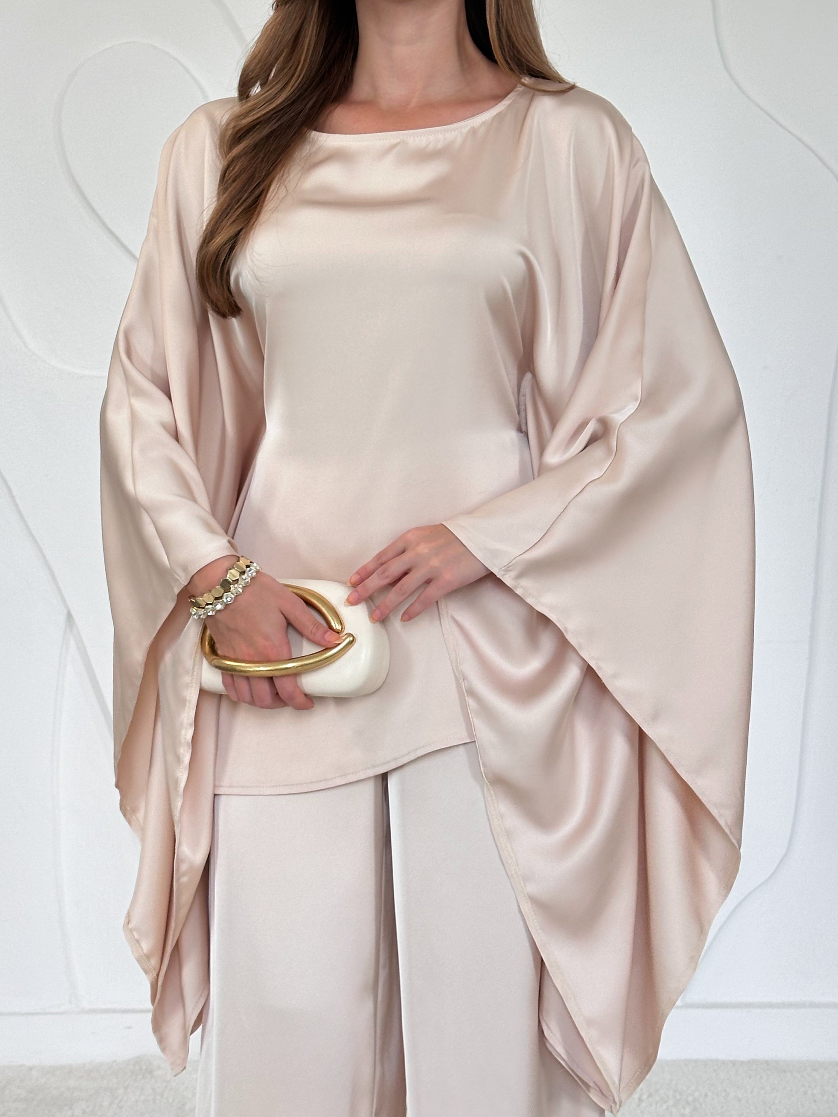 Bej Pelerinli Takım