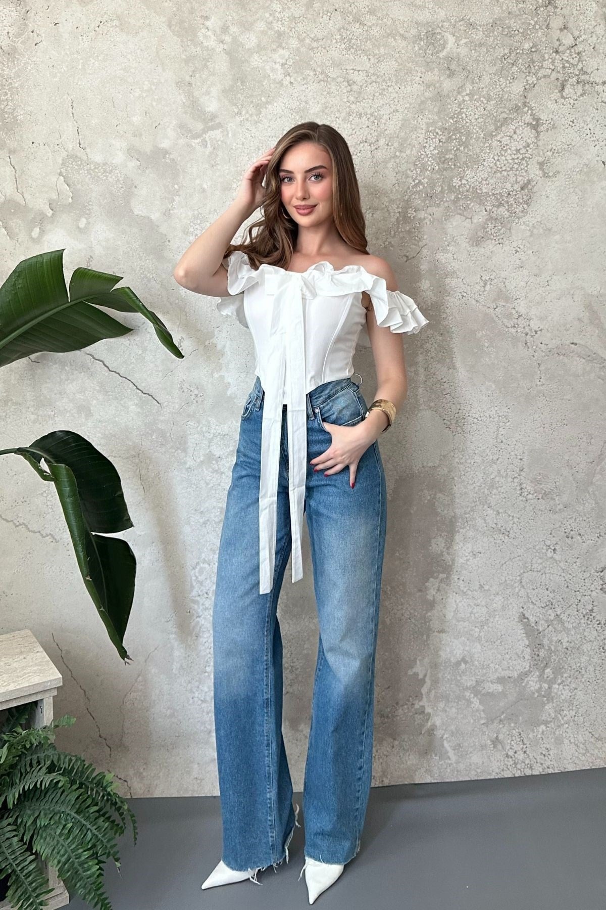 Beyaz Fırfırlı Balenli Bluz