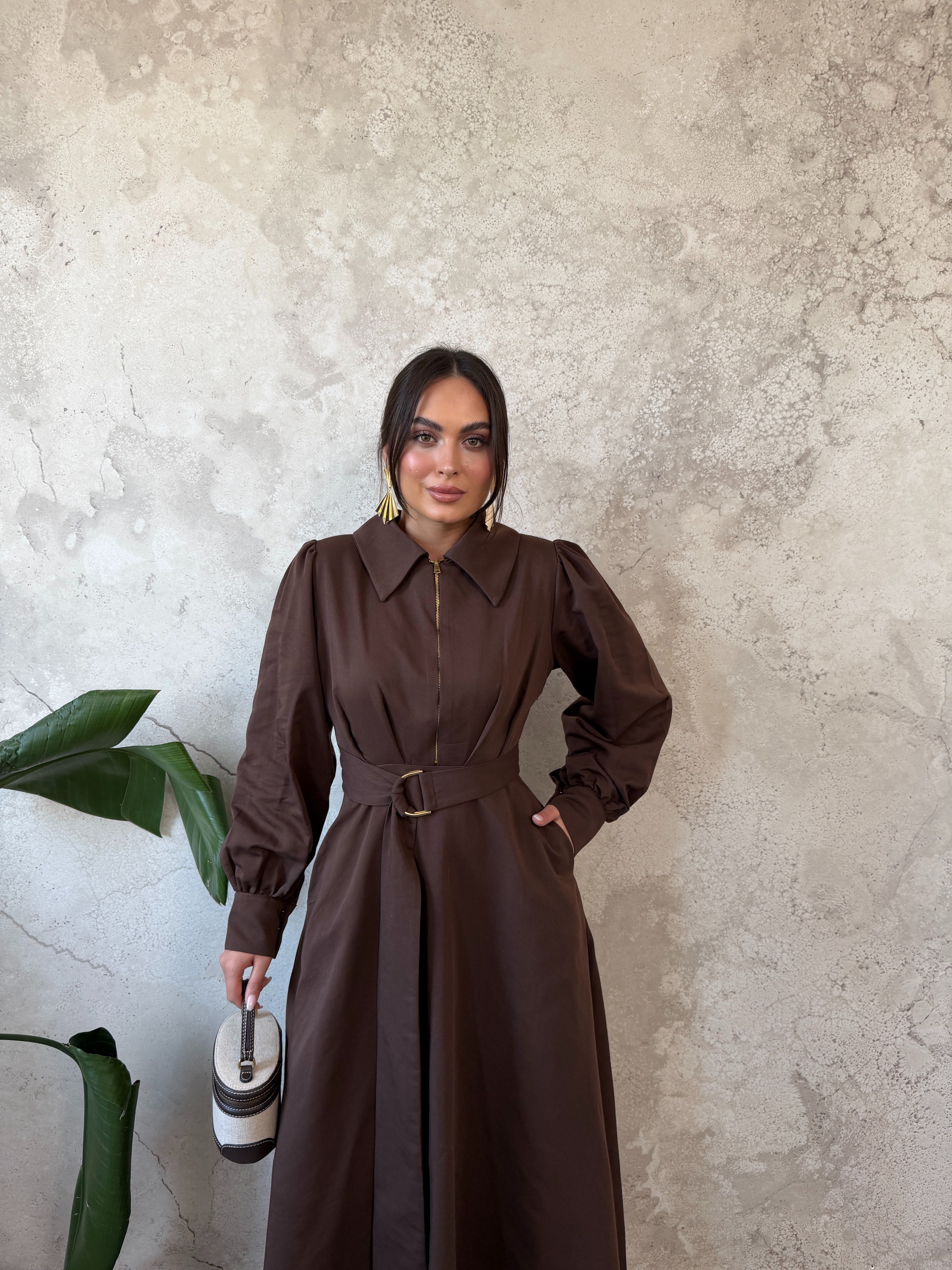 Kahve Pileli Önden Fermuarlı Elbise