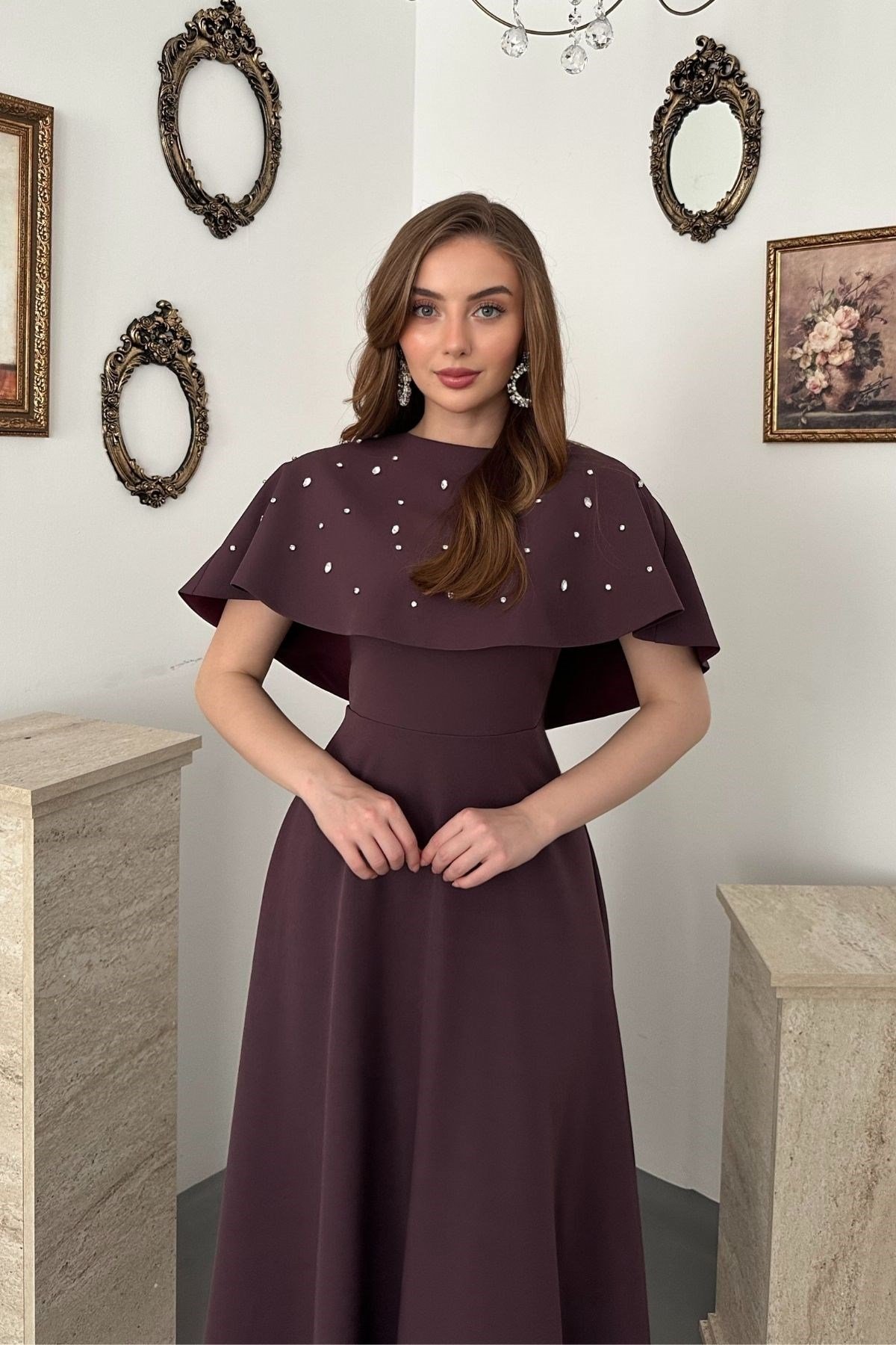 Mürdüm Taş detaylı pelerinli elbise