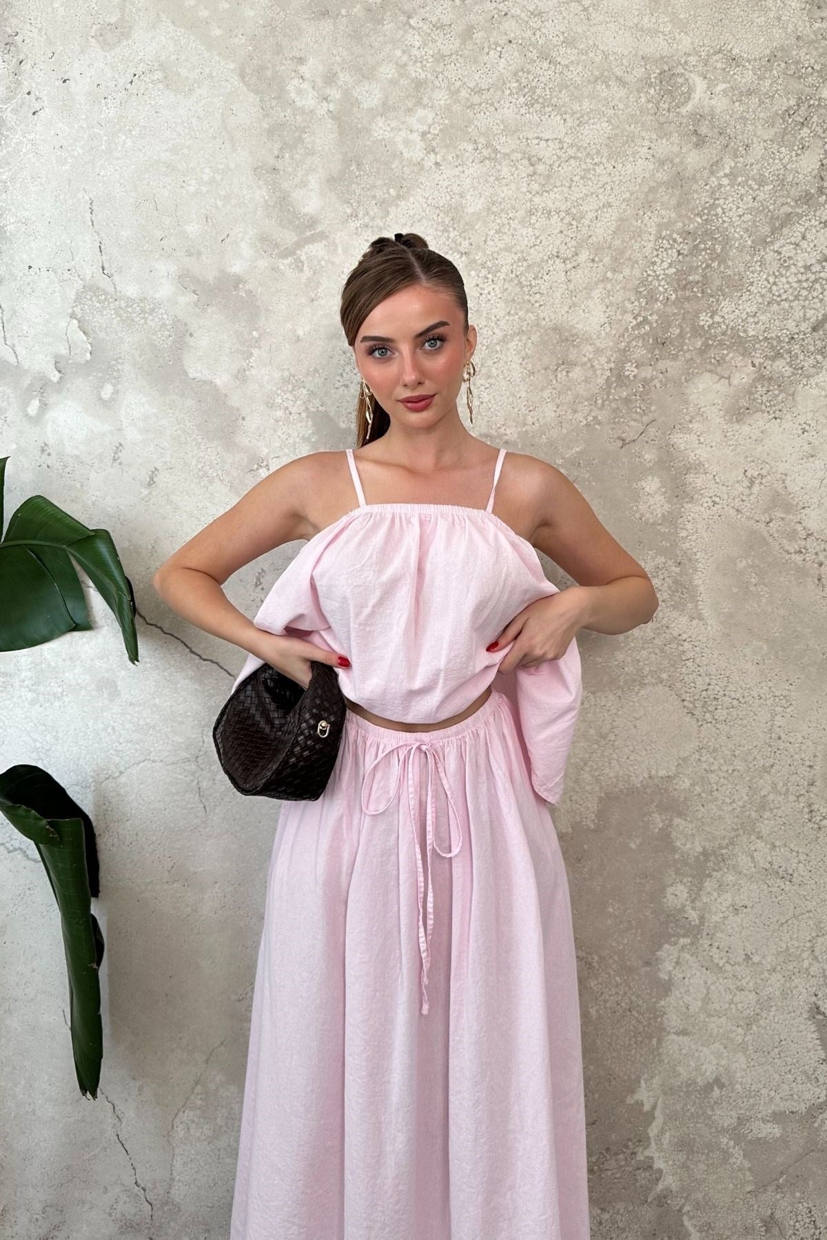 Pembe Volanlı Bluz Ve Etek Takım