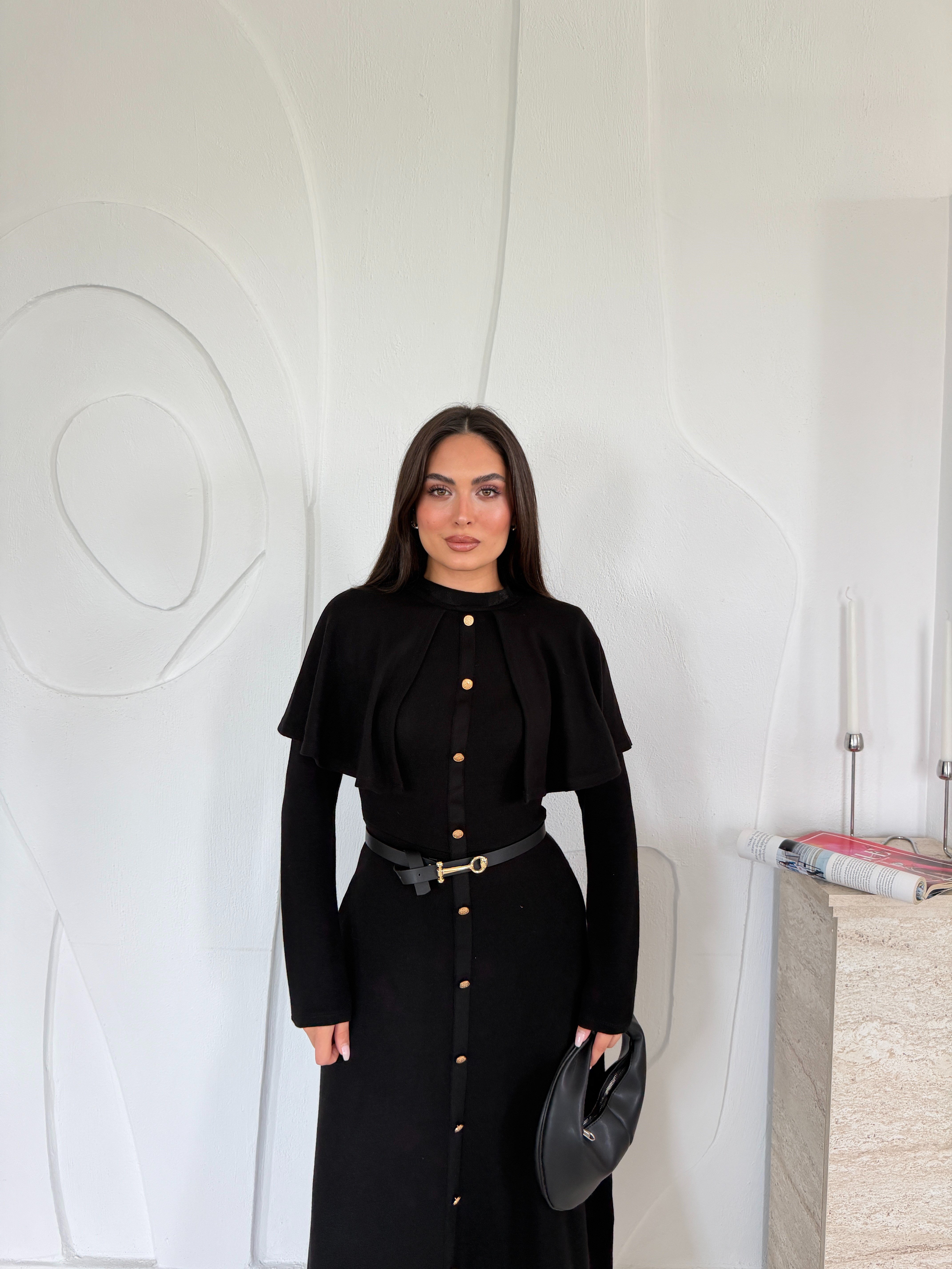 Siyah Pelerinli Elbise