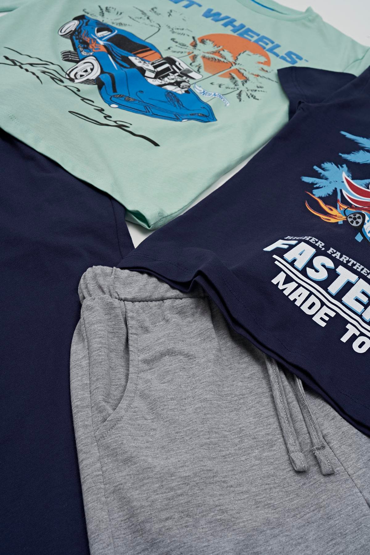 For You Kids 4'lü Hot Wheels Baskılı Tshirt Şort Pantolon Takım For You Kids 4'lü Hot Wheels Baskılı Tshirt Şort Pantolon Takım