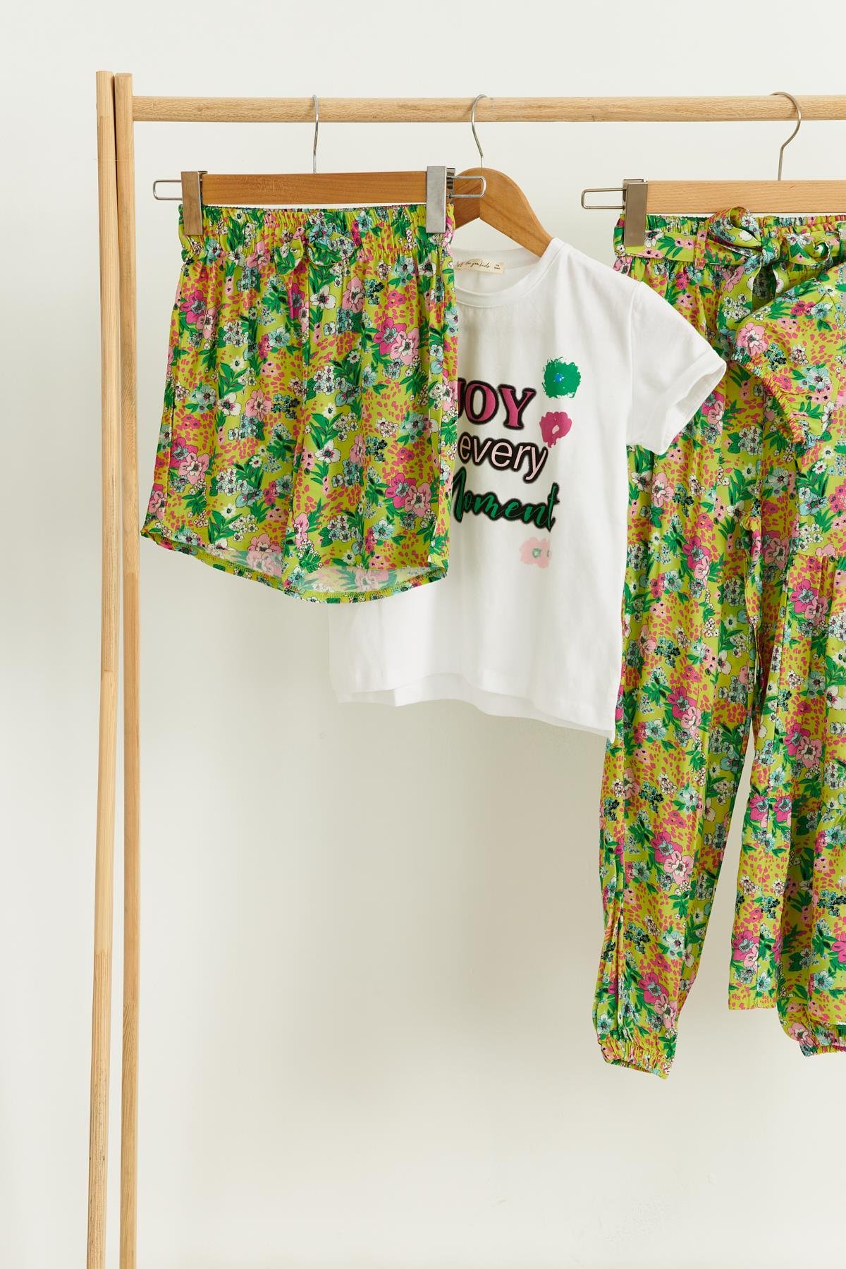 4'lü Tshirt Elbise Pantolon Şort Yeşil Takım For You Kids 4'lü Tshirt Elbise Pantolon Şort Yeşil Takım