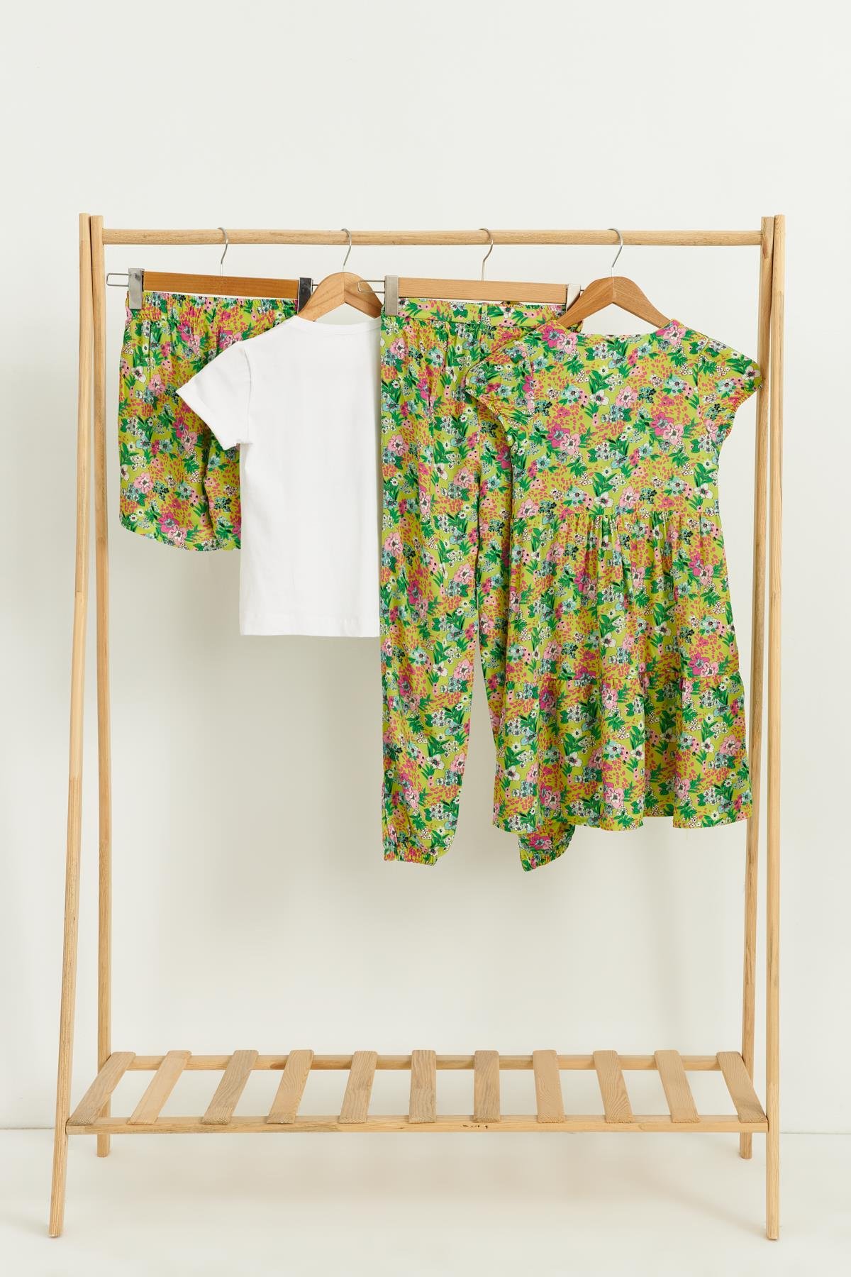 4'lü Tshirt Elbise Pantolon Şort Yeşil Takım For You Kids 4'lü Tshirt Elbise Pantolon Şort Yeşil Takım