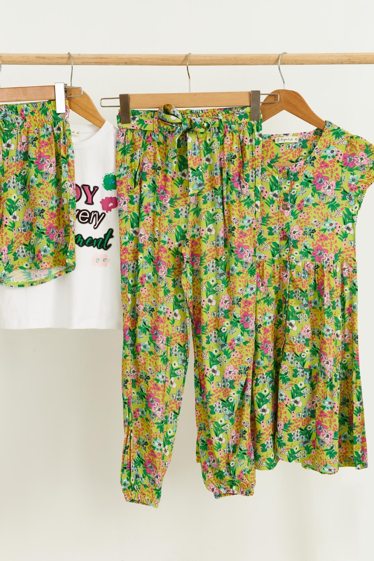 4'lü Tshirt Elbise Pantolon Şort Yeşil Takım For You Kids 4'lü Tshirt Elbise Pantolon Şort Yeşil Takım