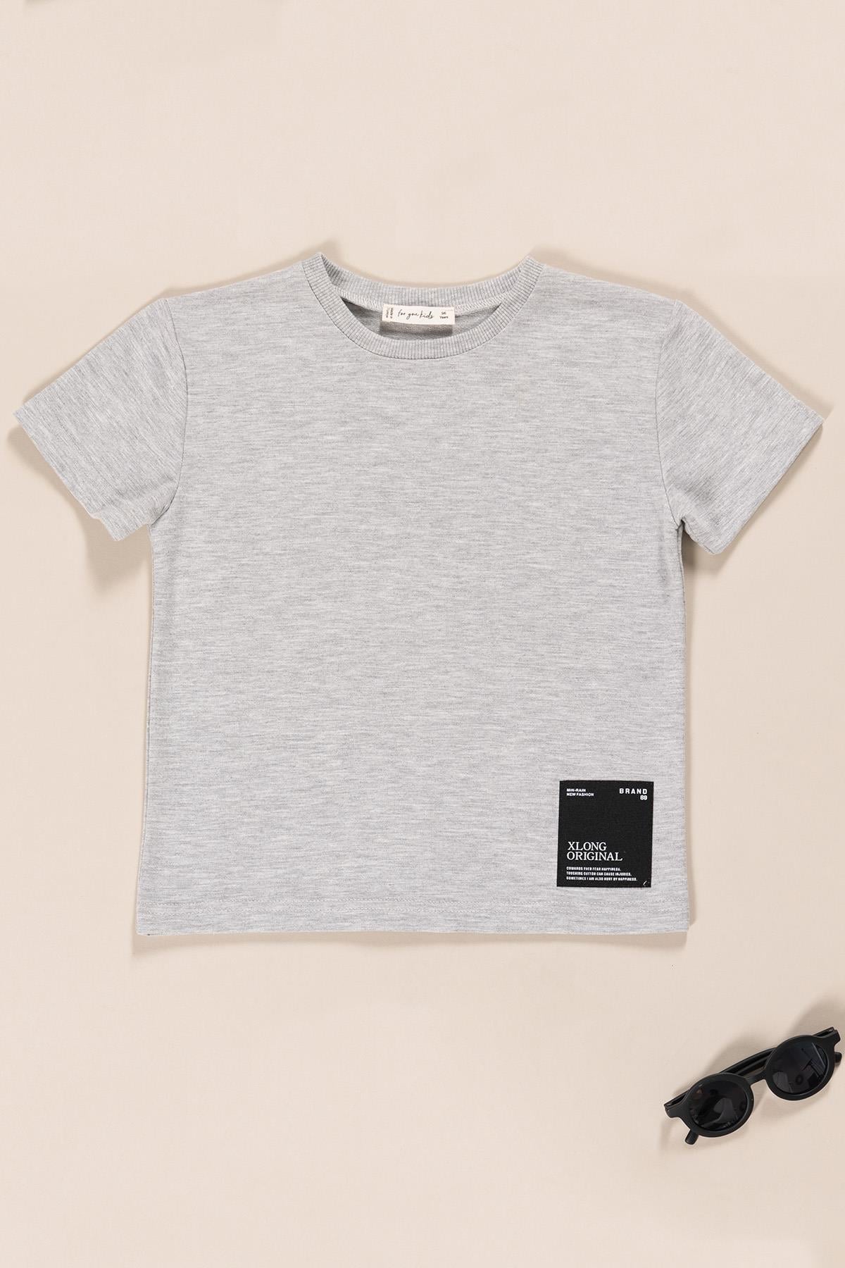 For You Kids marka geniş etiket detaylı gri erkek çocuk t-shirt şort takımı, şıklığı ve rahatlığı bir arada sunuyor. Kaliteli kumaşı ve modern tasarımı ile çocuğunuzun tarzını tamamlıyor. Şimdi foryoumoda.com.tr'de! For You Kids Geniş Etiket Detaylı Erkek Çocuk T-Shirt Şort Takım | Gri