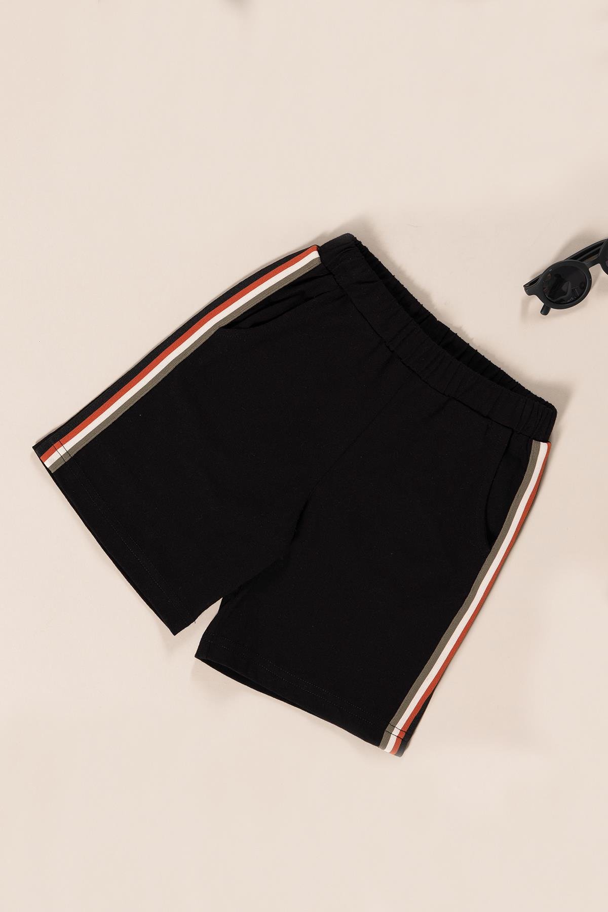 For You Kids Önü ve Yanı Renkli Şerit Çizgili Etiket Detaylı Erkek Çocuk T-Shirt Şort Takım  | Yeşil Siyah For You Kids Önü ve Yanı Renkli Şerit Çizgili Etiket Detaylı Erkek Çocuk T-Shirt Şort Takım  | Yeşil Siyah