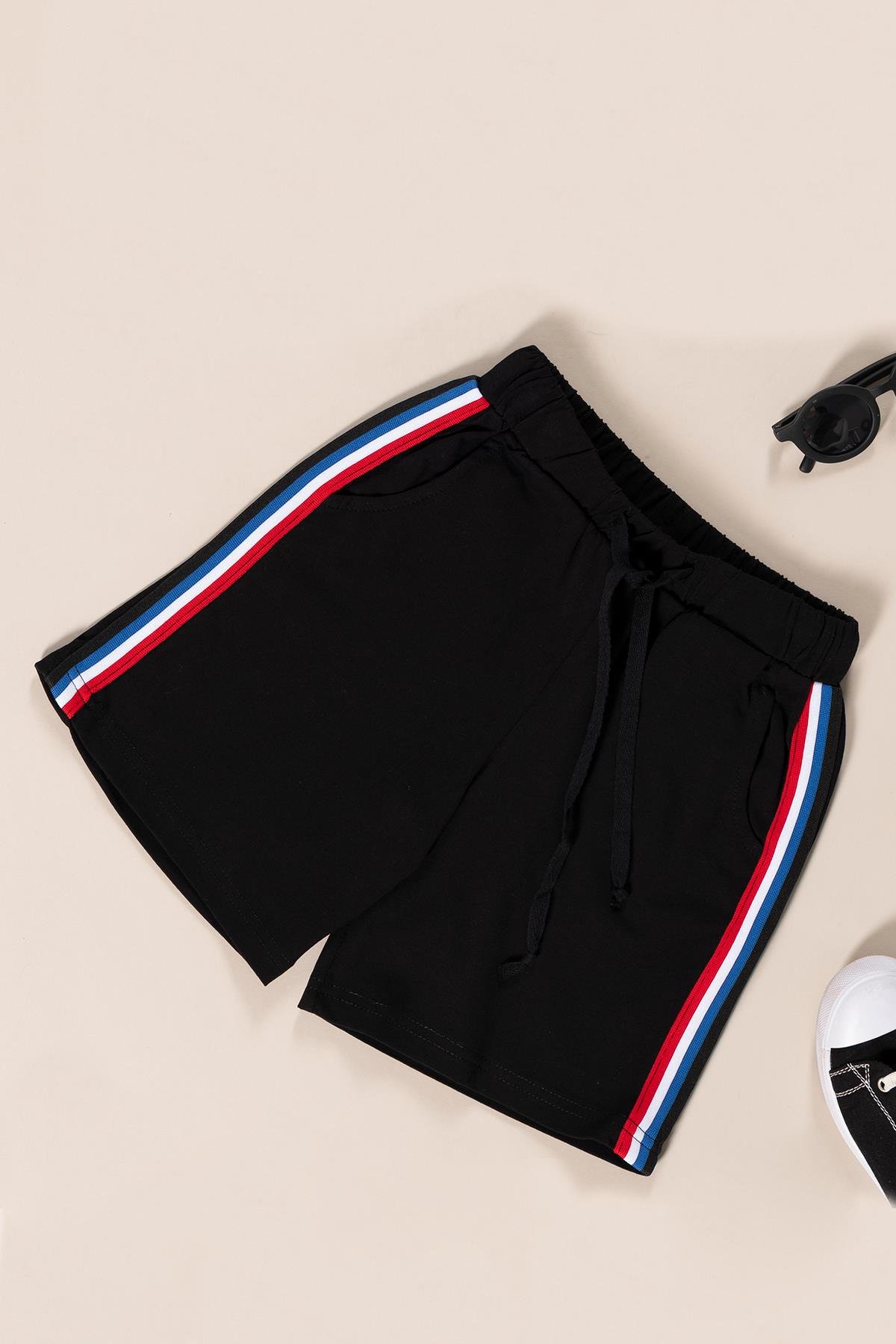 For You Kids Önü ve Yanı Renkli Şerit Çizgili Etiket Detay Erkek Çocuk T-Shirt Şort Takım | Siyah Beyaz  For You Kids Önü ve Yanı Renkli Şerit Çizgili Etiket Detay Erkek Çocuk T-Shirt Şort Takım | Siyah Beyaz 