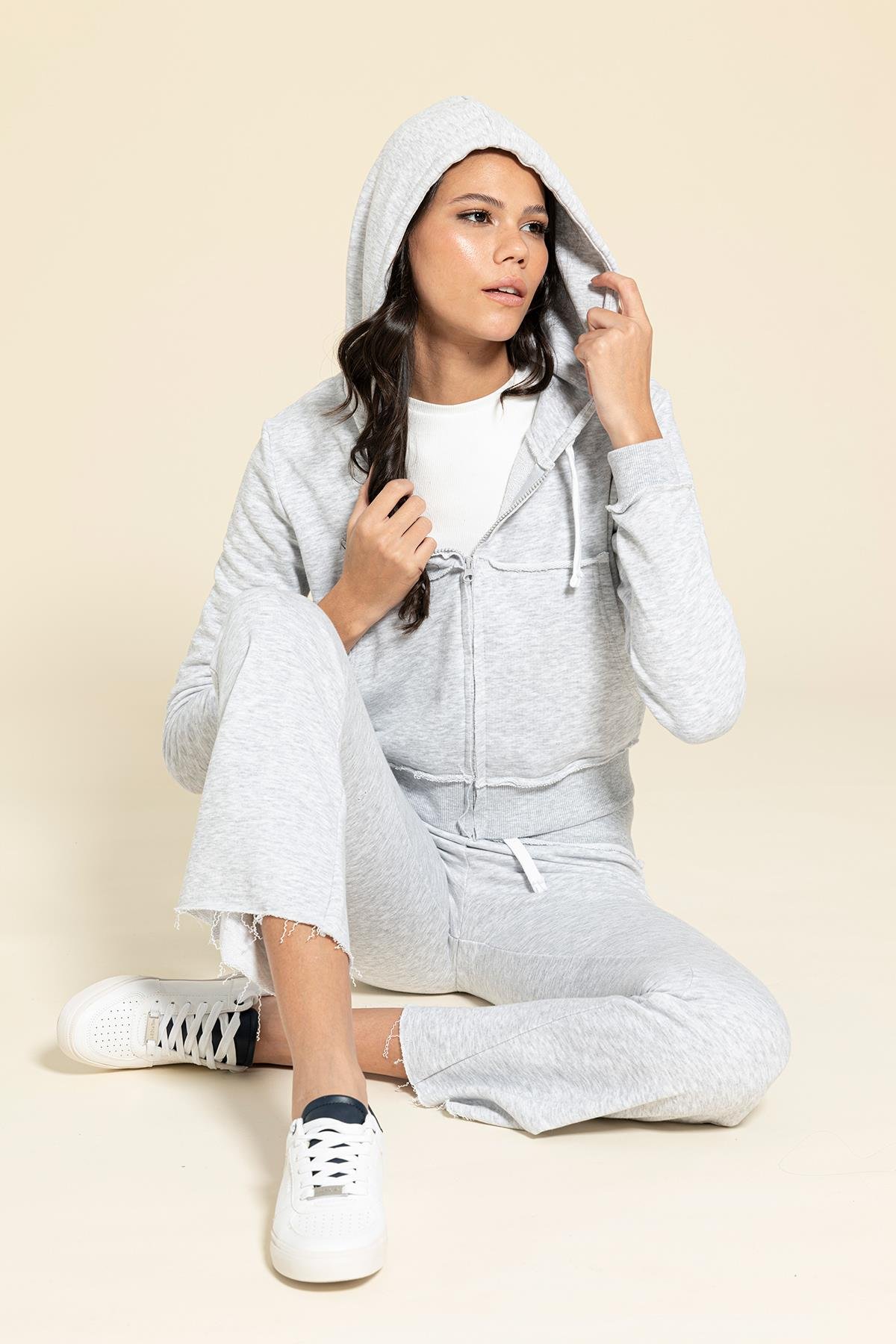 For You Moda 2'li Fermuarlı Pis Dikiş Detaylı Gri Eşofman Takımı For You Moda 2'li Fermuarlı Pis Dikiş Detaylı Gri Eşofman Takımı