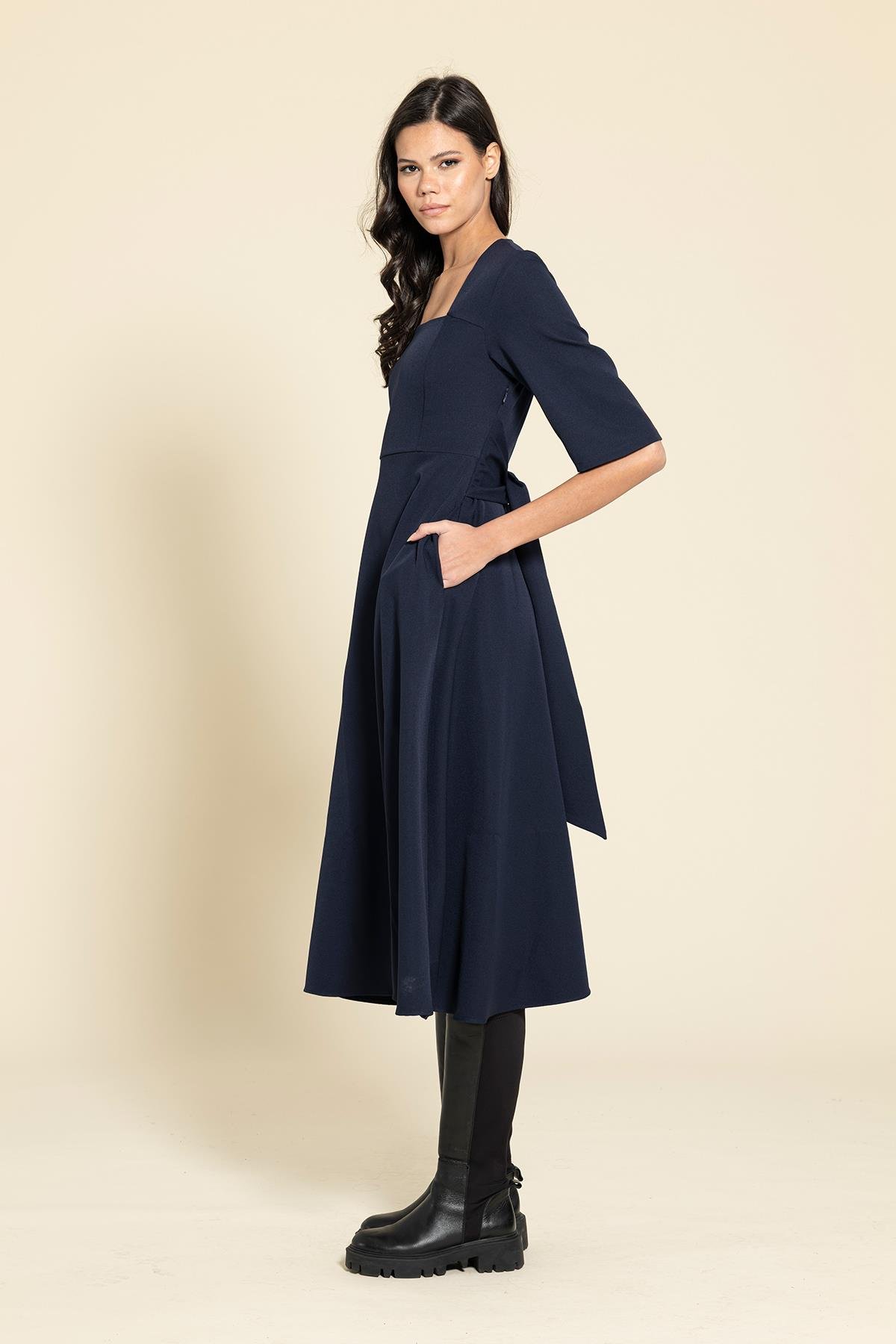 For You Moda Kare Yaka Kuşaklı Lacivert Elbise For You Moda Kare Yaka Kuşaklı Lacivert Elbise