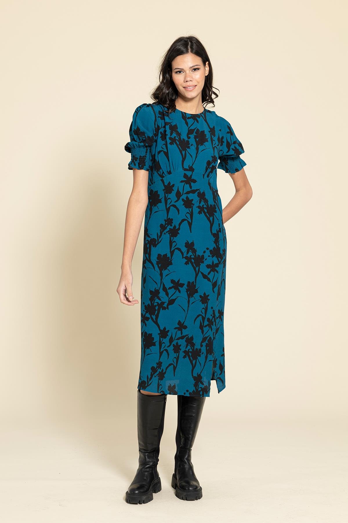 For You Moda Kol Büzgülü Yırtmaçlı Çiçekli Saks Elbise For You Moda Kol Büzgülü Yırtmaçlı Çiçekli Saks Elbise