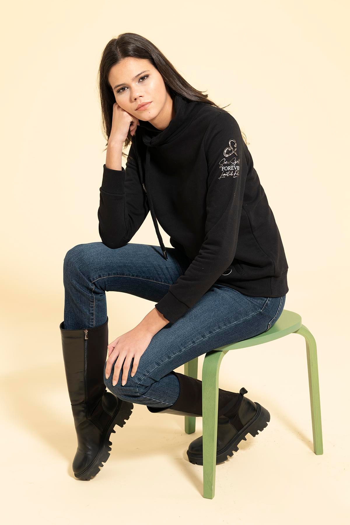 For You Moda Yaka Kordon Detaylı Kanguru Cep Siyah Sweatshirt For You Moda Yaka Kordon Detaylı Kanguru Cep Siyah Sweatshirt