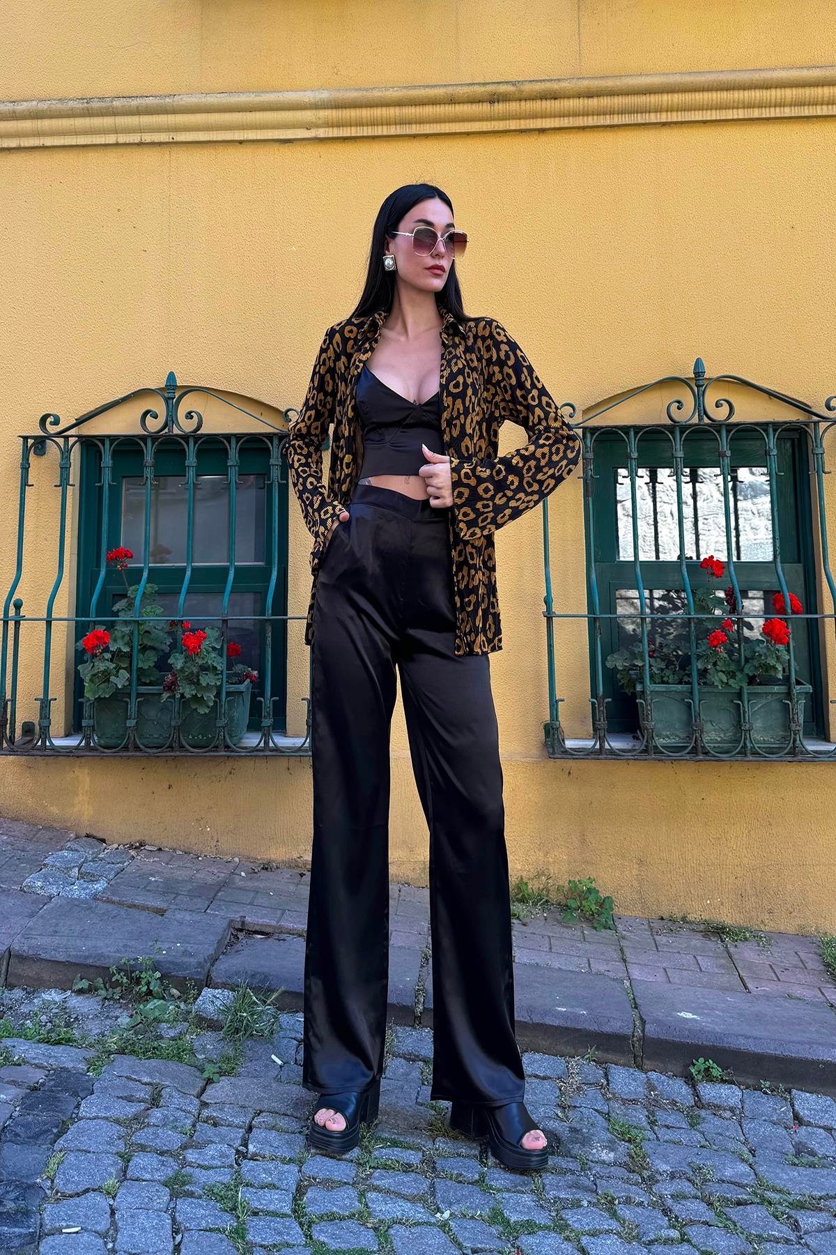 Now Moda 3'lü Saten Leopar Desenli Bustiyer Pantolon Siyah Takım Now Moda 3'lü Saten Leopar Desenli Bustiyer Pantolon Siyah Takım