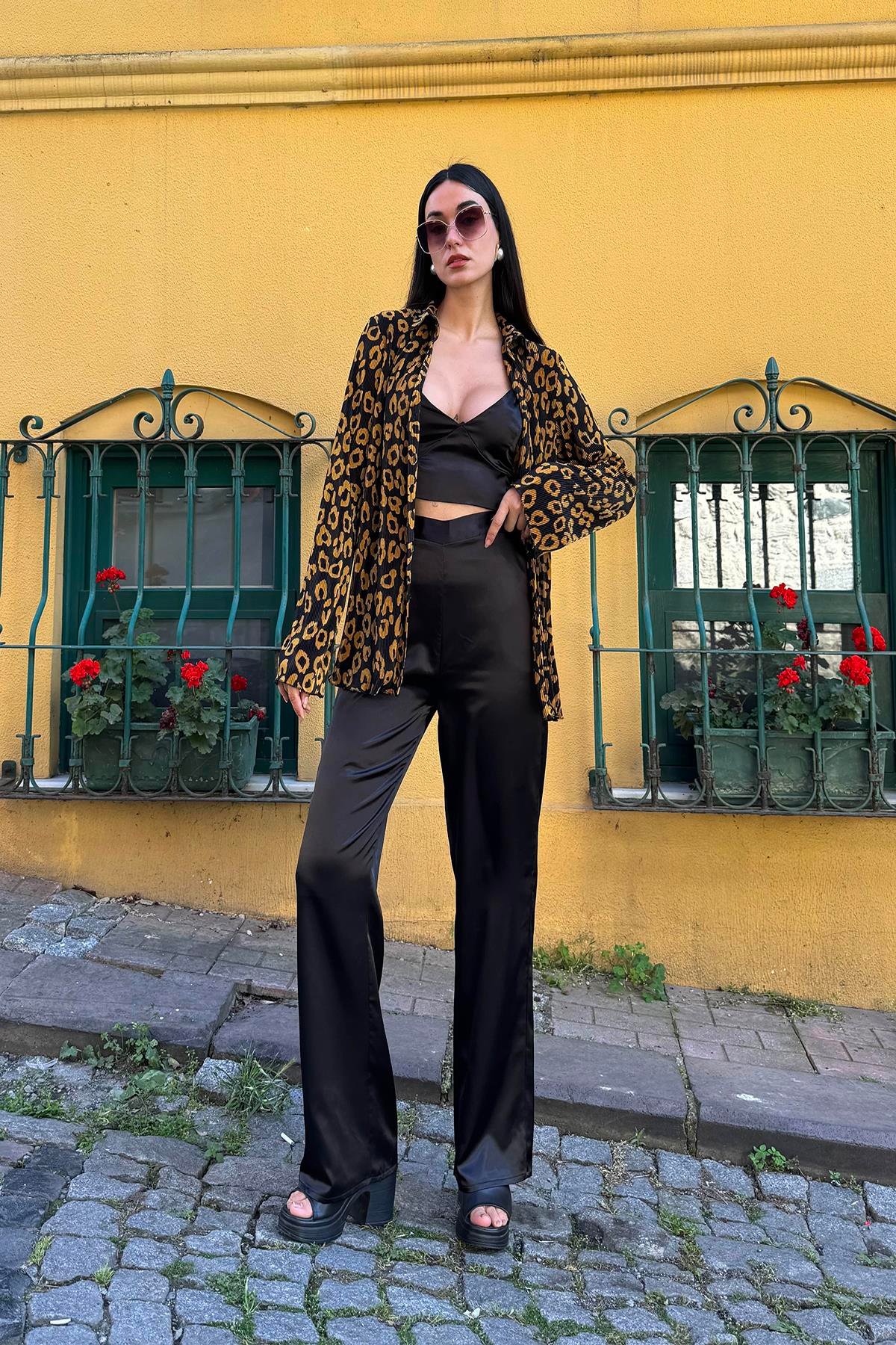 Now Moda 3'lü Saten Leopar Desenli Bustiyer Pantolon Siyah Takım Now Moda 3'lü Saten Leopar Desenli Bustiyer Pantolon Siyah Takım